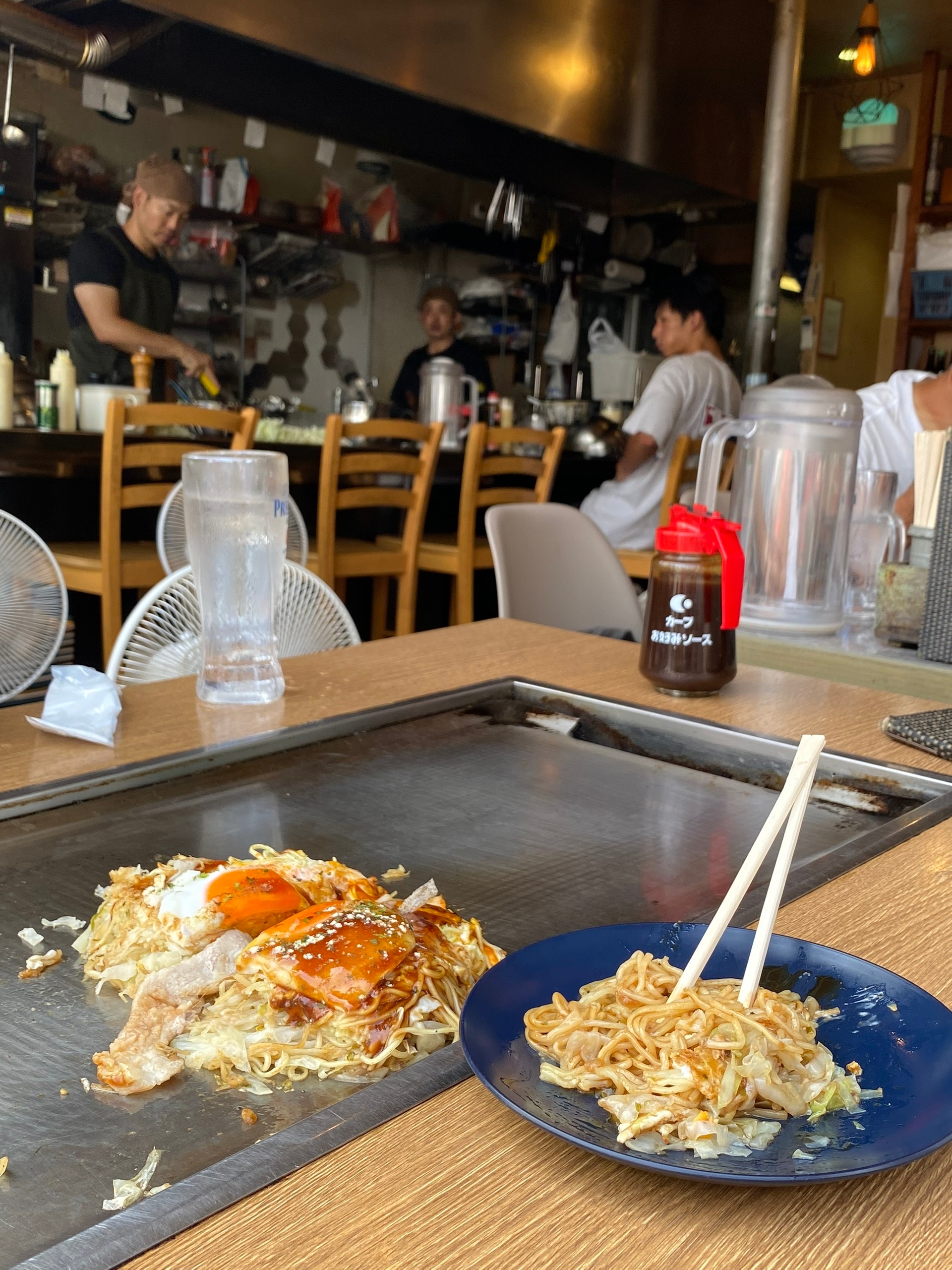 Сам жаришь на протвене а потом лопаточками разделываешь