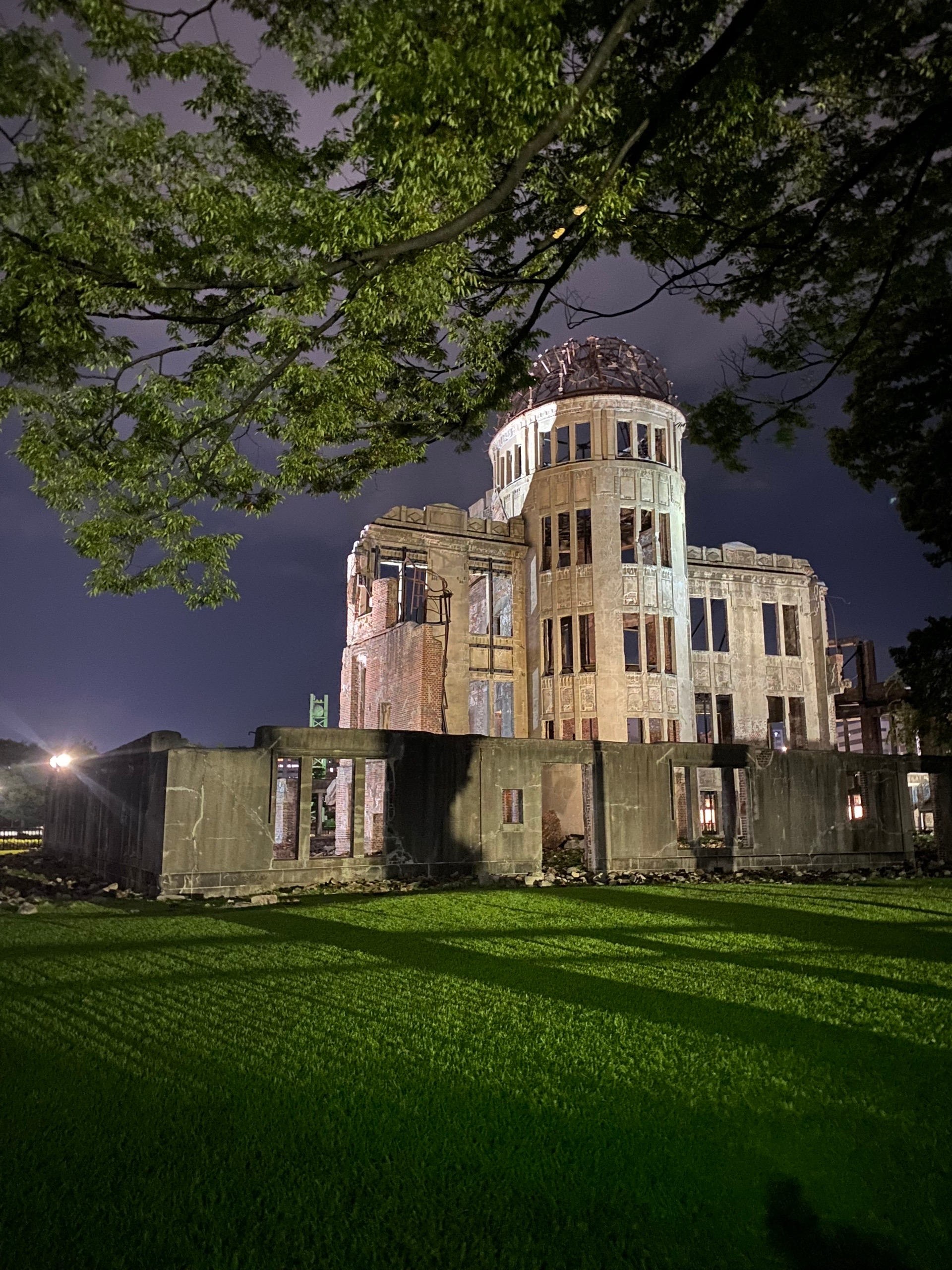Развалины здания под эпицентром взрыва атомной бомбы