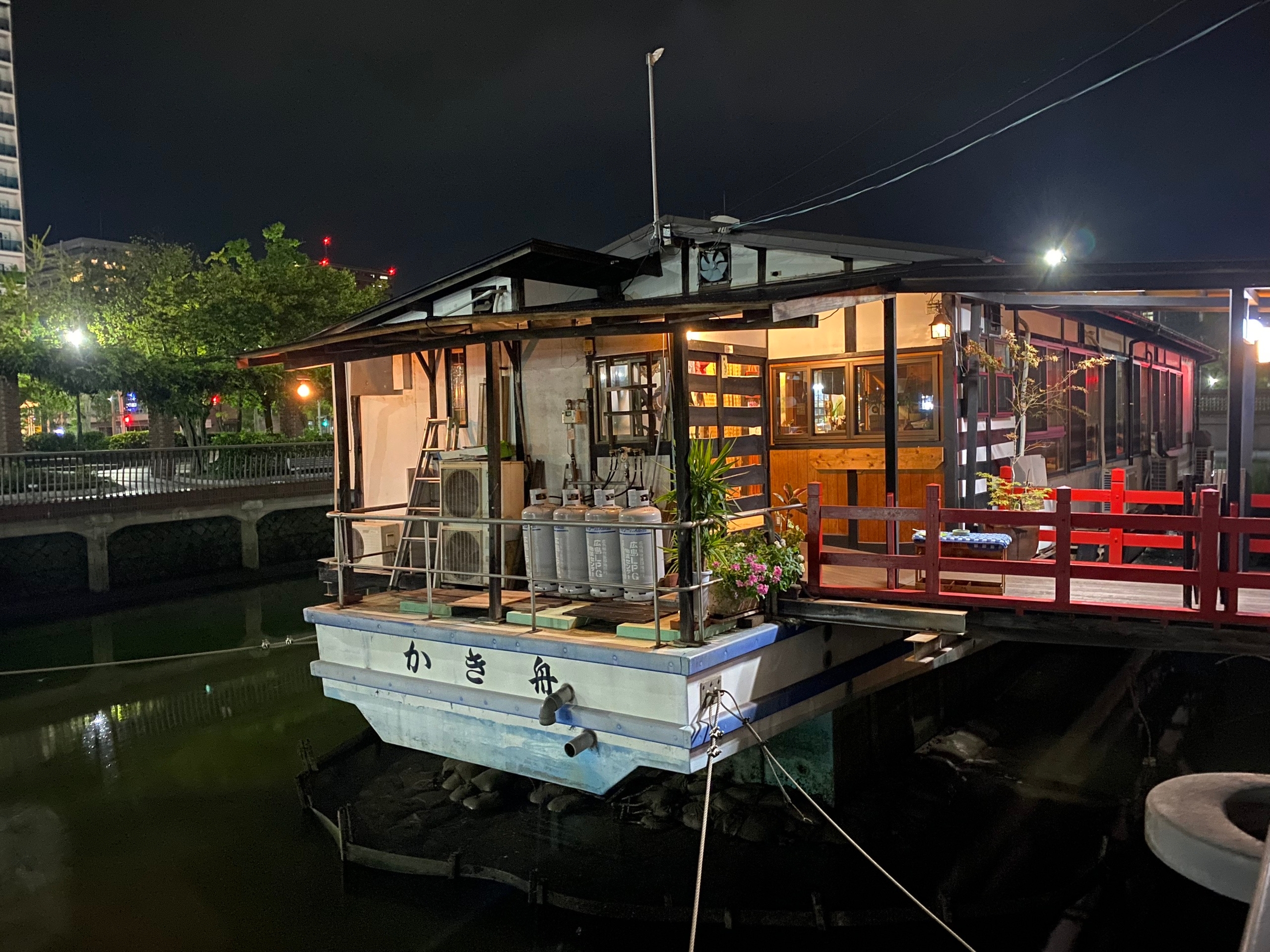 Плавучее кафе