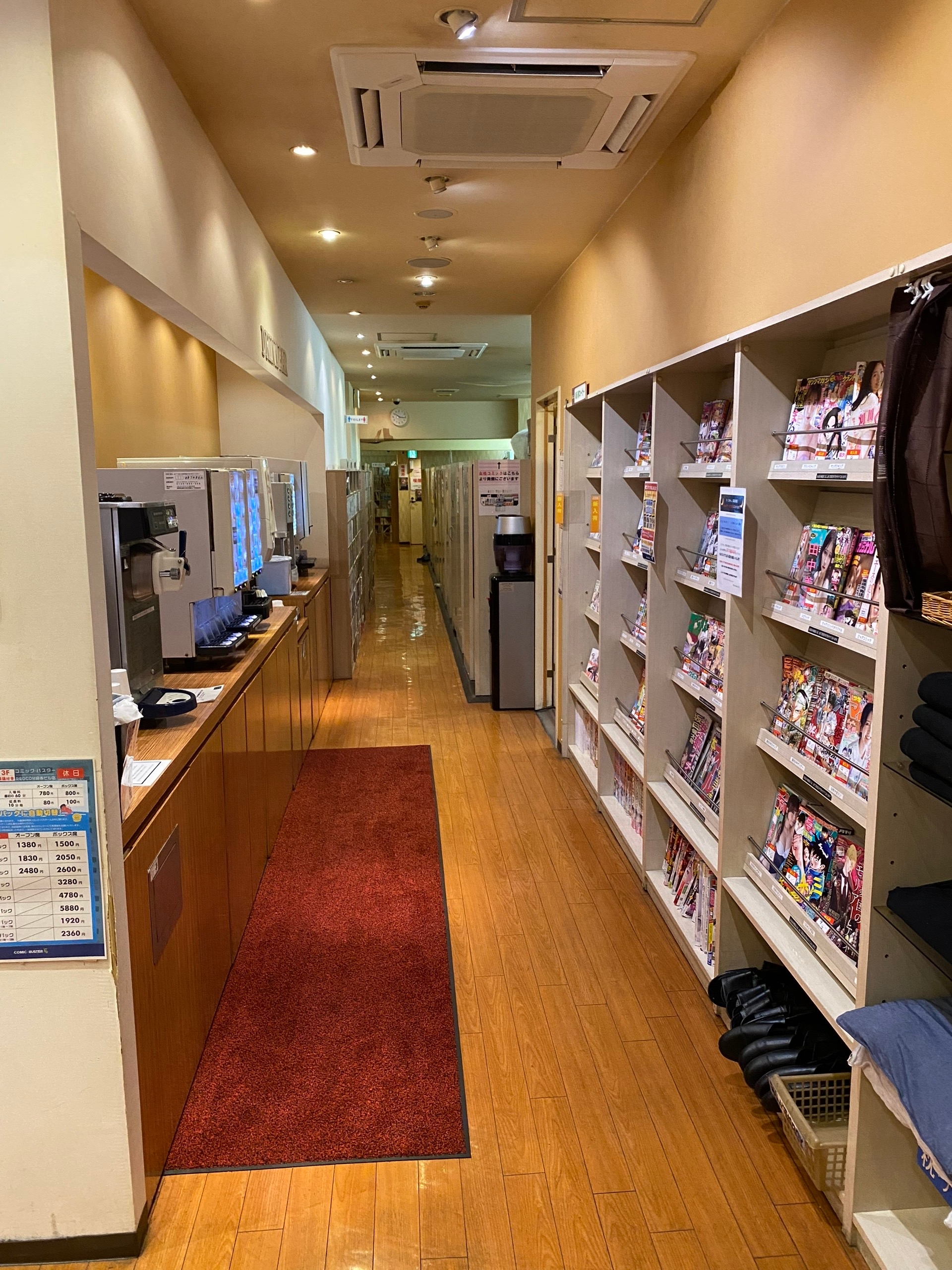 Интернет кафе двумя этажами ниже нашей ночлежки. Еда, душ, порнуха включены. Сон в офисном коробе 2х2