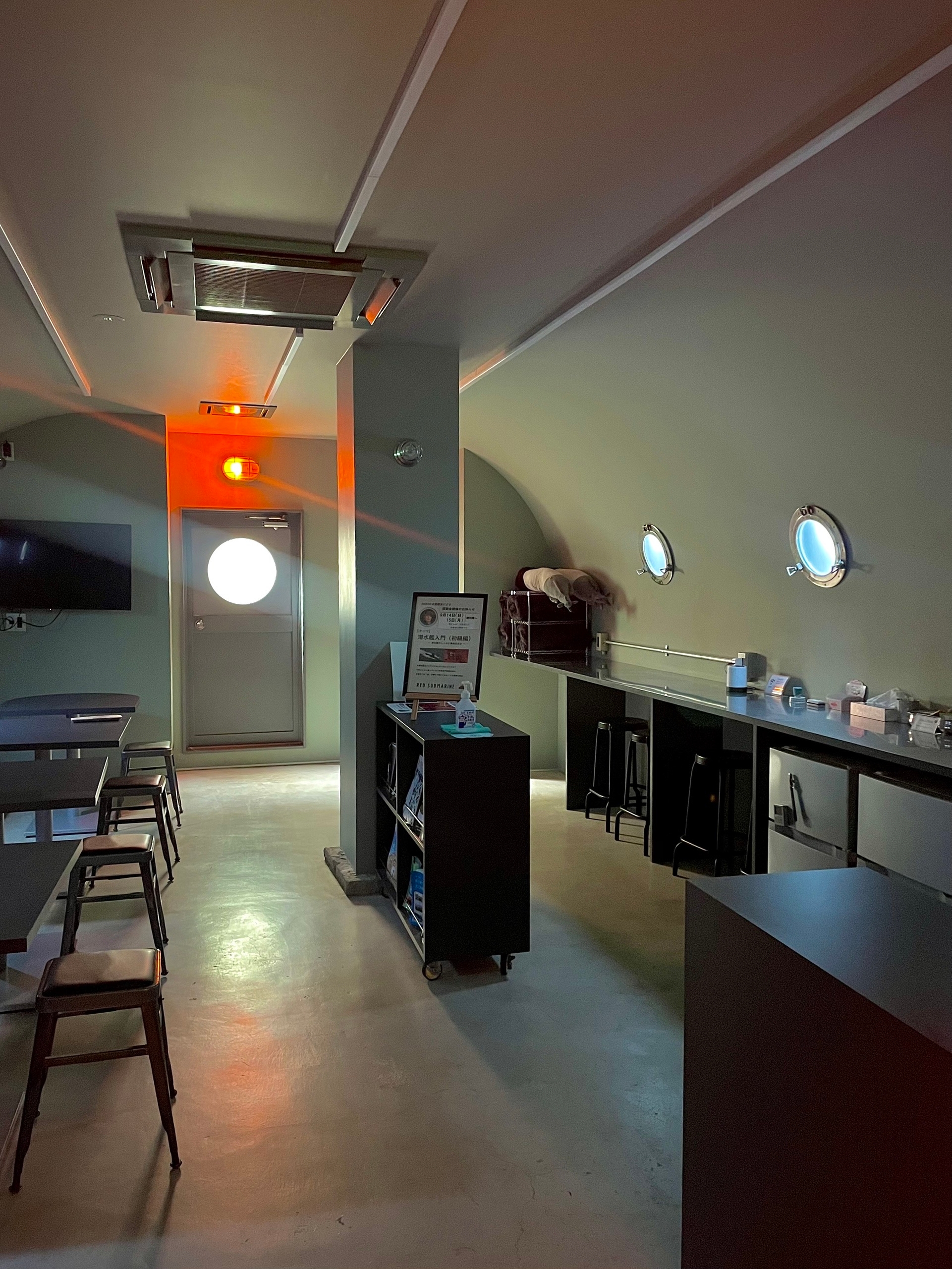 Отель стилизован под подводную лодку, потому что в Кобе судостроительная верфь