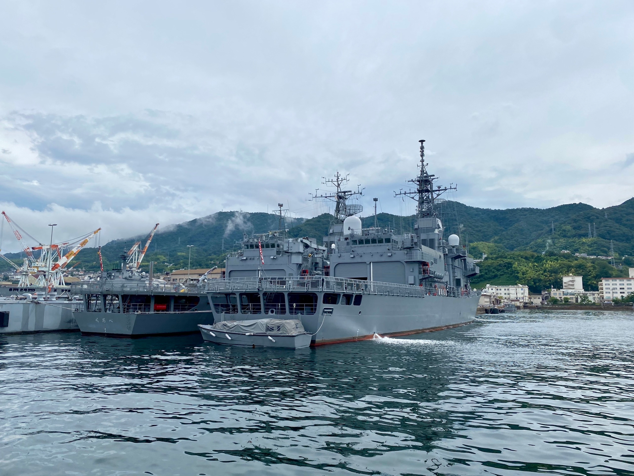 Сливает воду