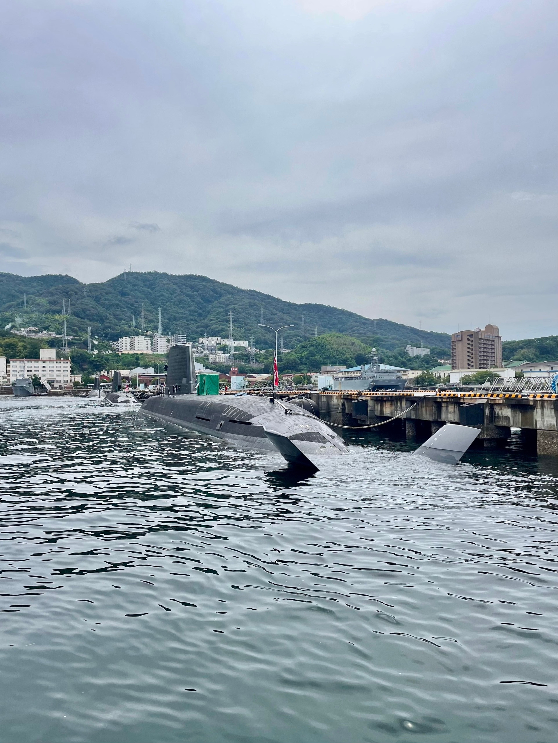 Подлодка. Сверху палатка как шапочка - вход закрывает