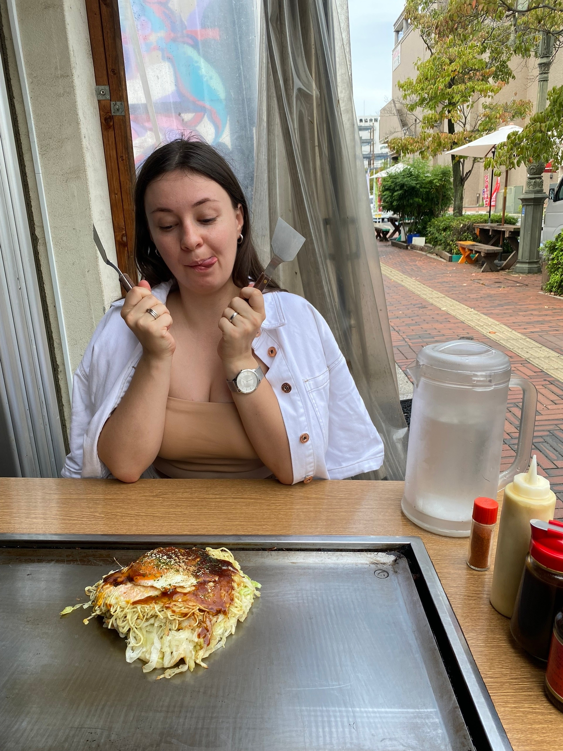 А вот и само блюдо (и лопаточки). Тут лапша, капуста, бекон, яйцо сверху и соус