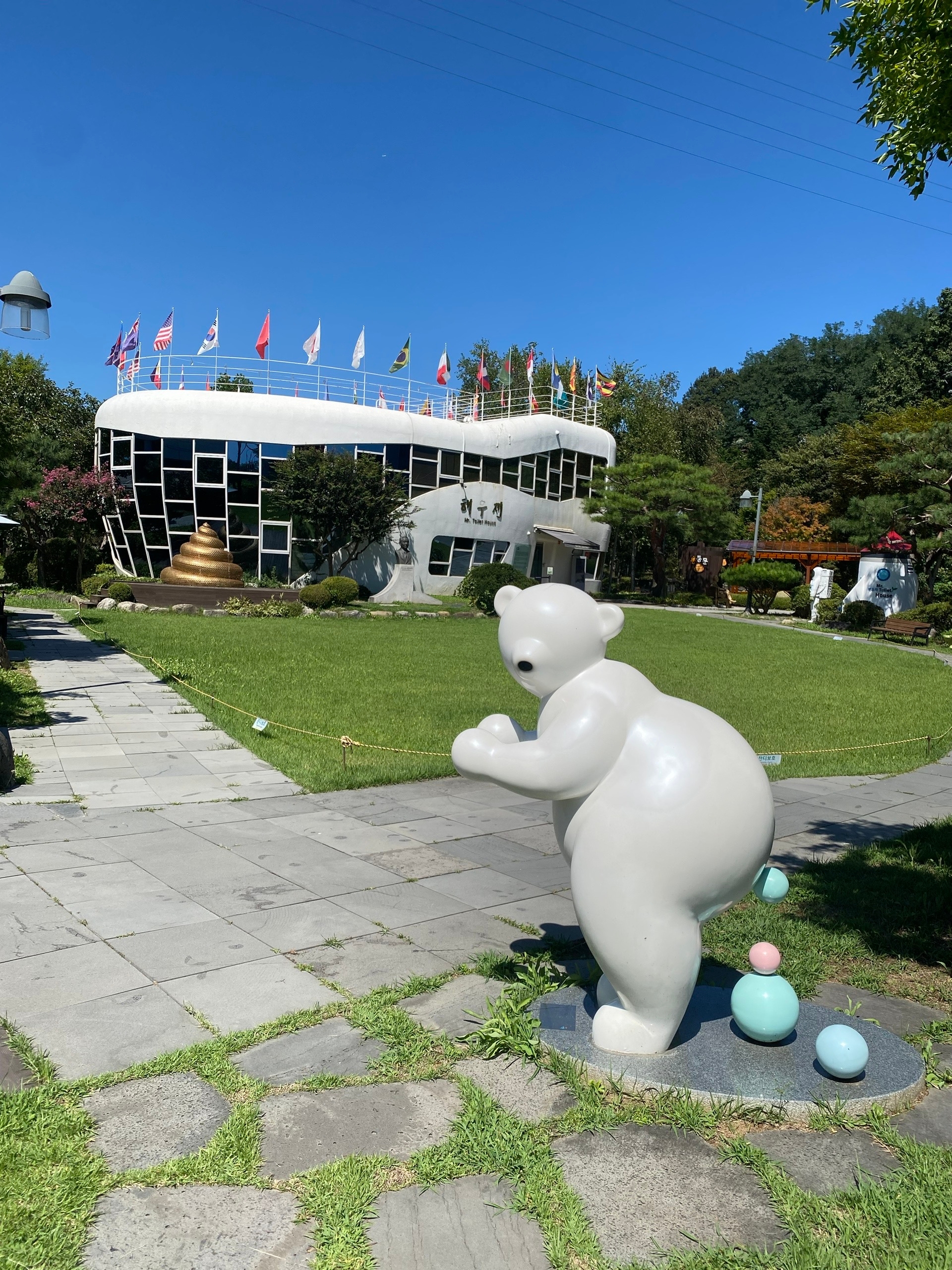 Музей говна в виде унитаза. Внутри оказался на реставрации, но можно снаружи в парке потусить
