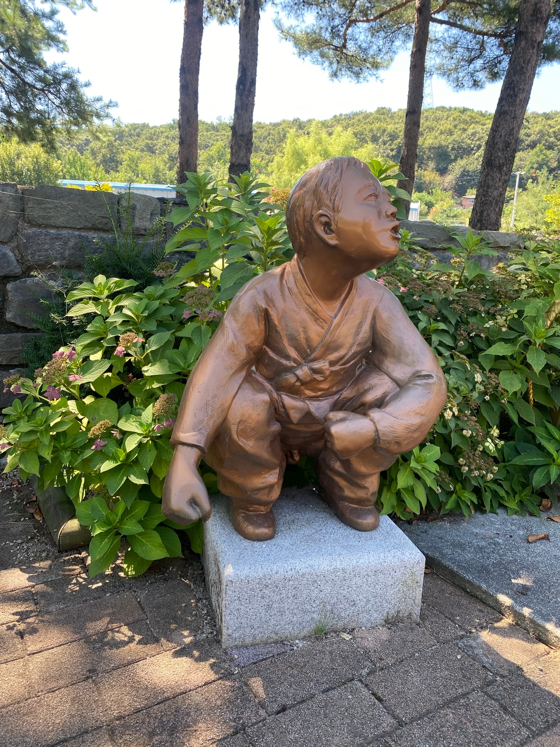 Корейский пацан давит личинку