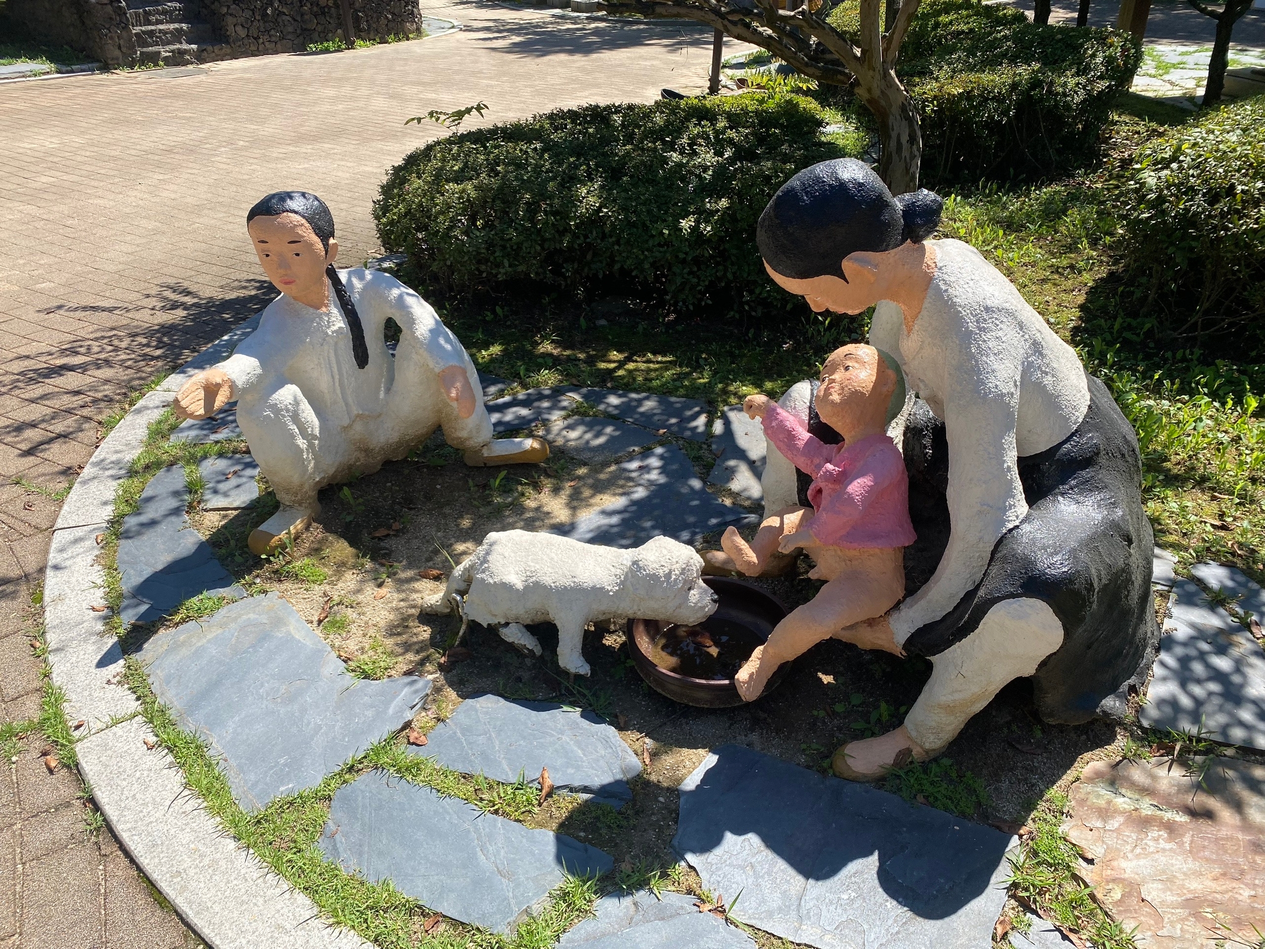 Собака - лучшая покупка для молодой жены. Так в табличке написано. Почему? Потому что ей можно скормить говно младенца. Их нравы