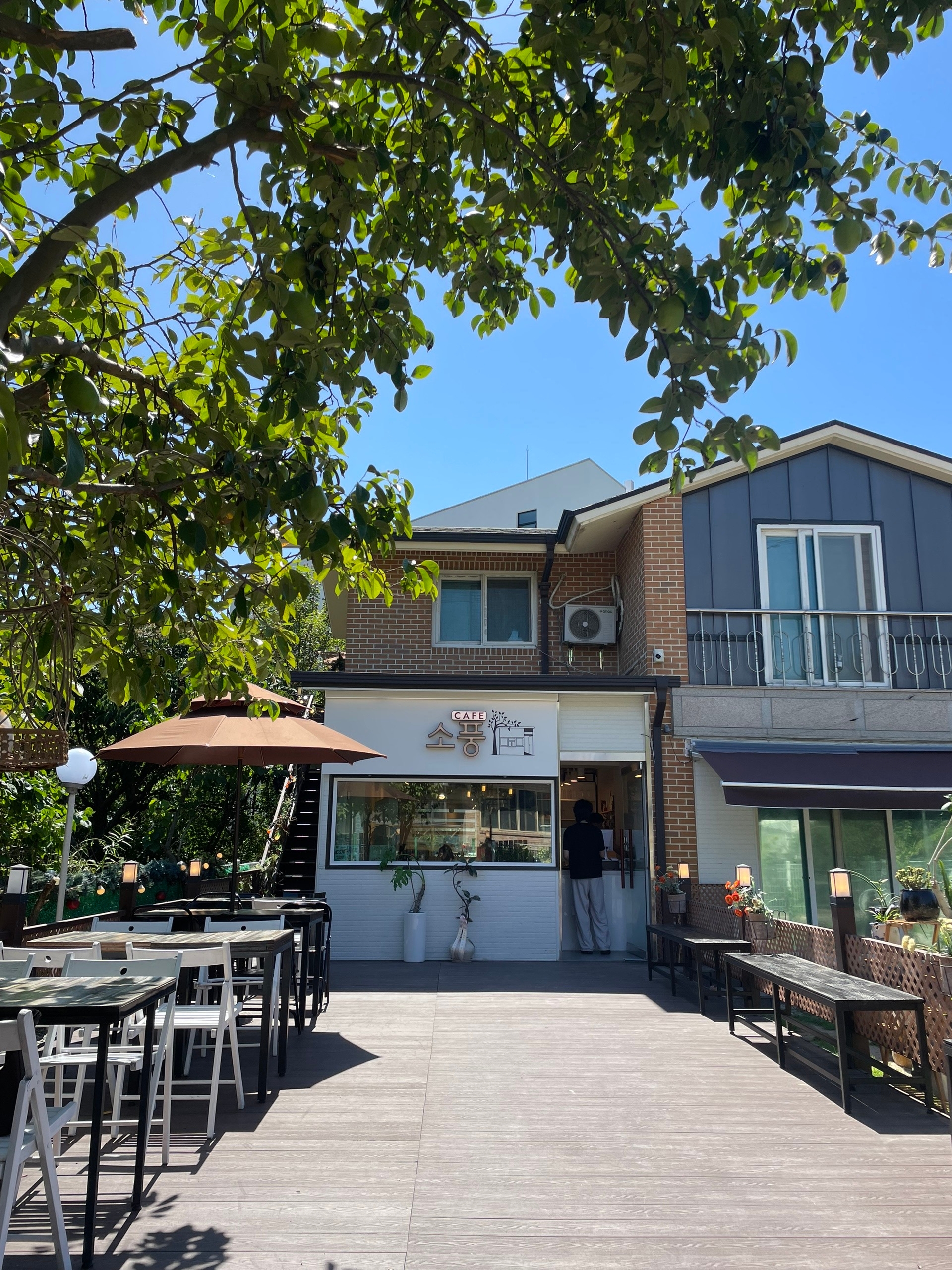 Чувак сделал в гараже у частного дома кофейню