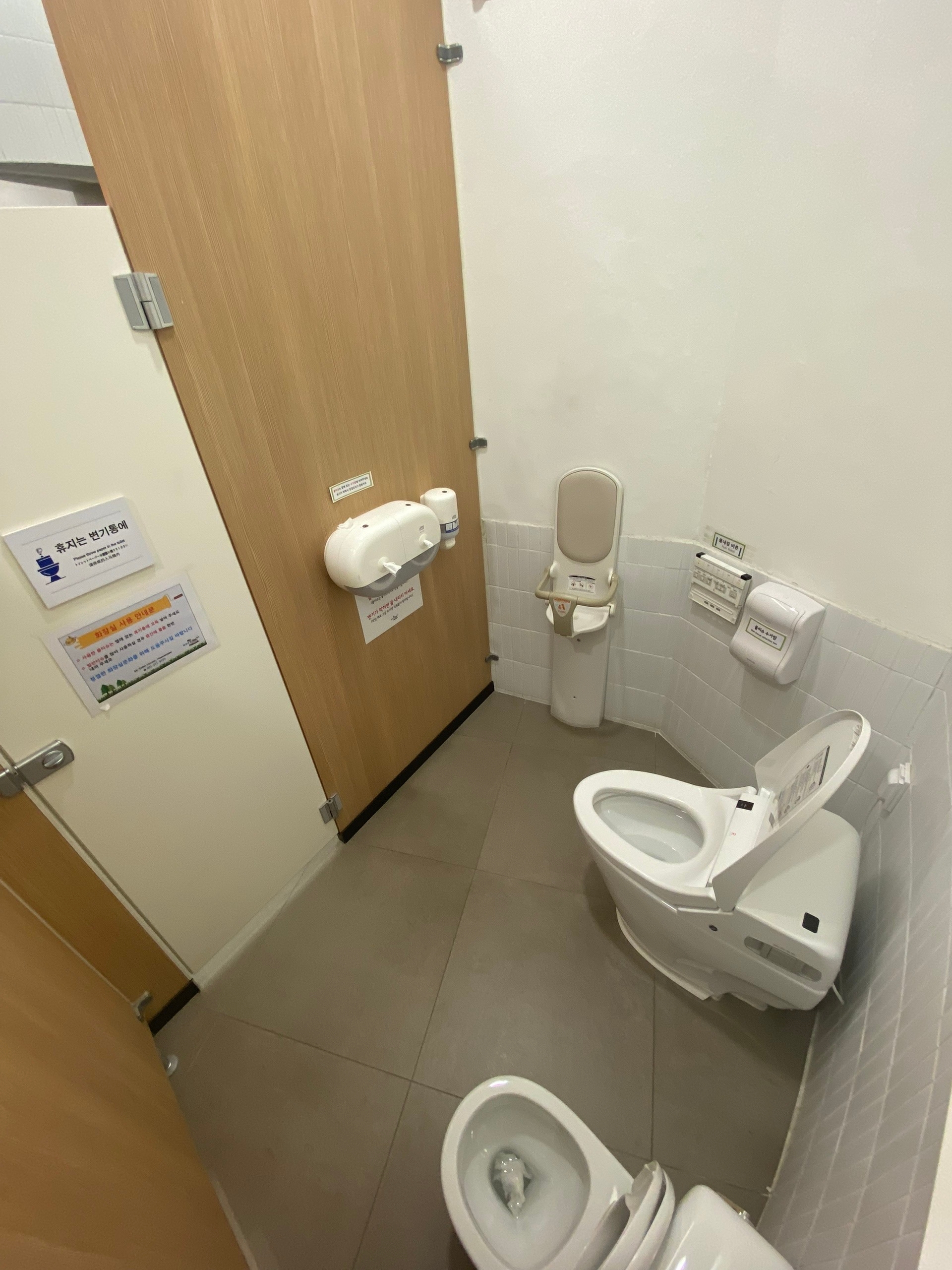 Мужской туалет с держалкой для спиногрыза