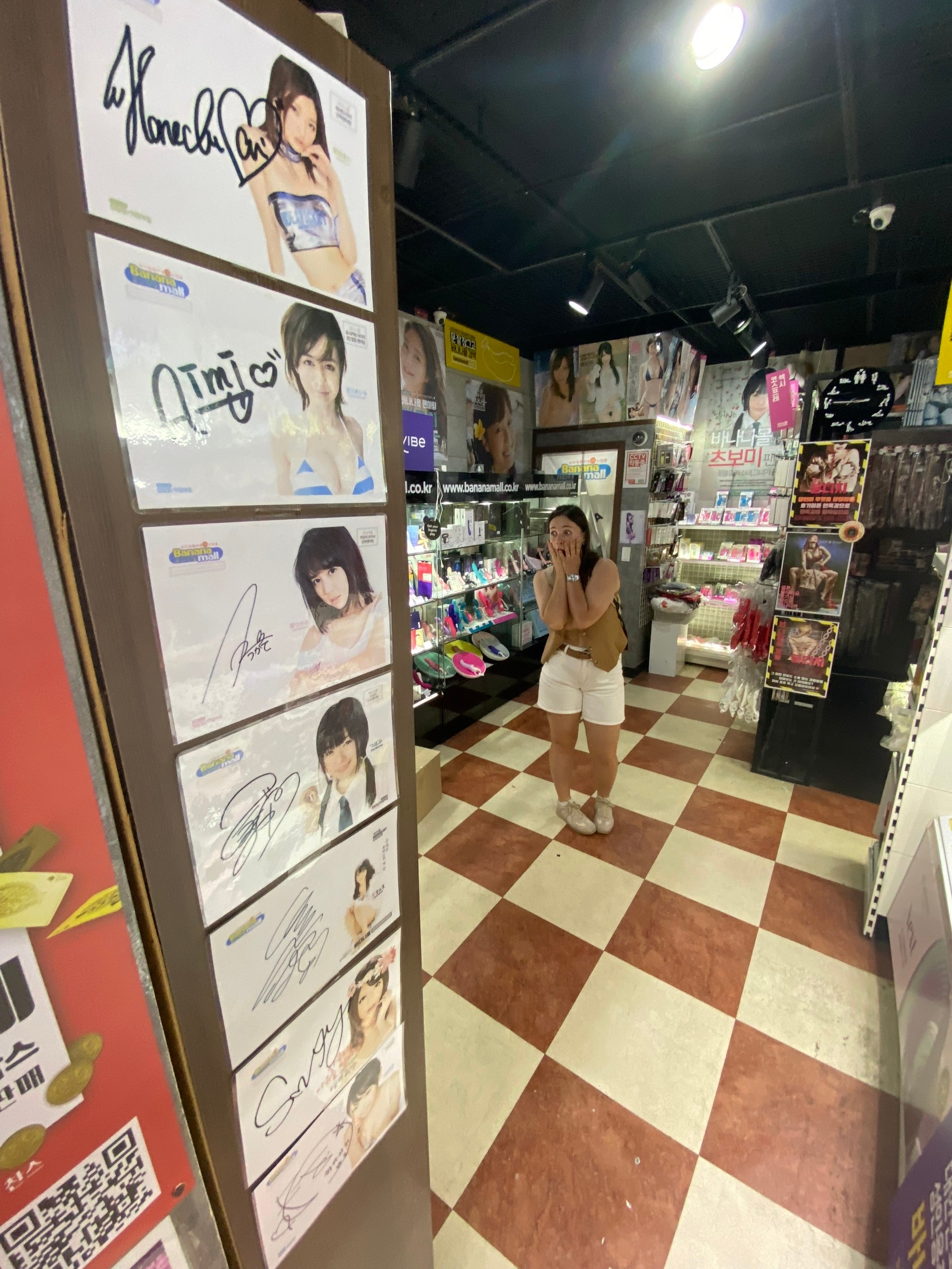 Порноактрисы устраивают встречи с фанатами, оставляют подписи