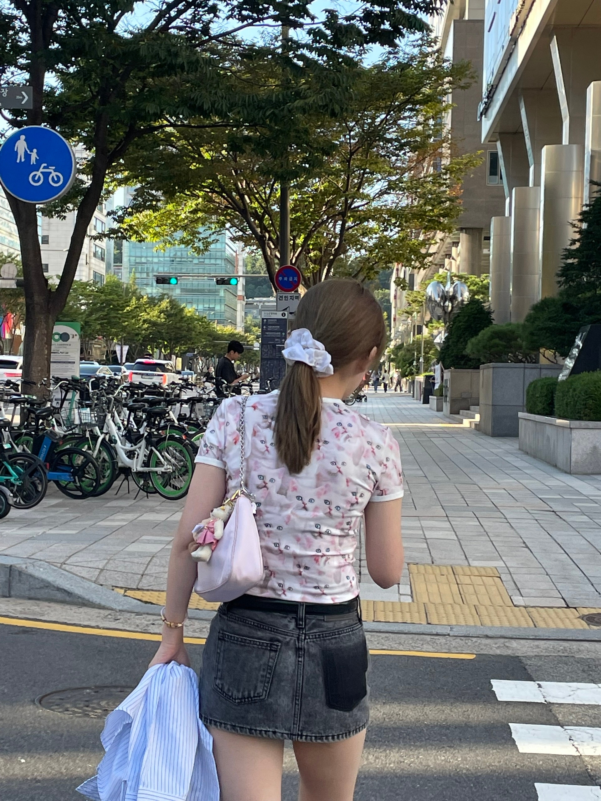 Майка в котах.
UPD: Это дизель, стоит 150 у.е.
https://www.farfetch.com/ge/shopping/women/diesel-all-over-cat-print-short-sleeved-t-shirt-item-31318020.aspx