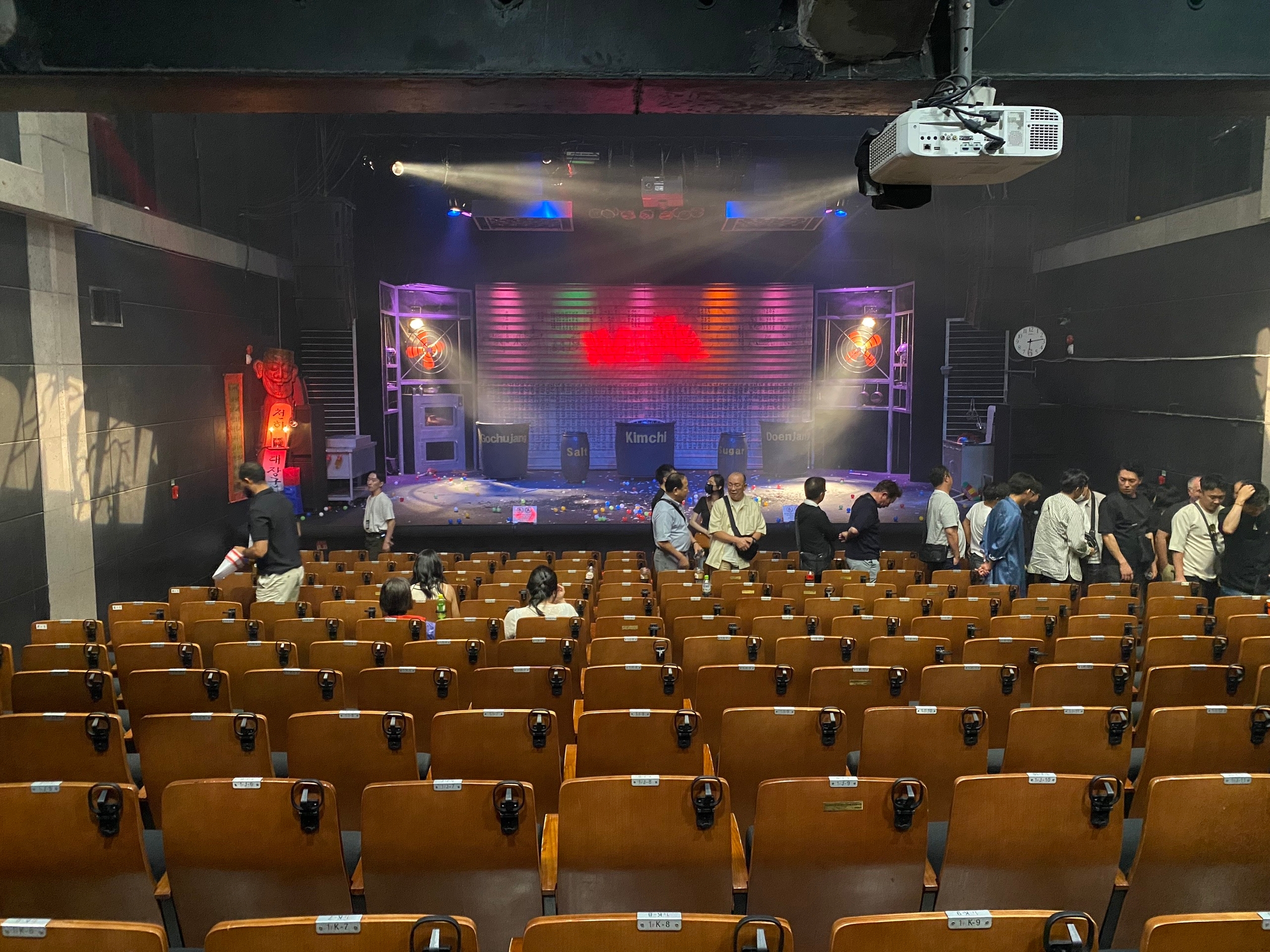 В процессе в зал летят овощи, шарики и т.д. Поэтому убираться много :)