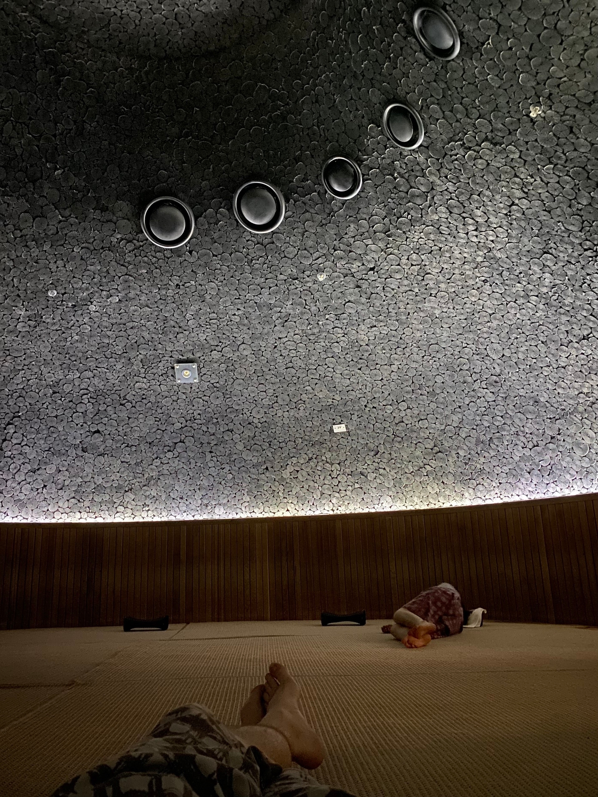 Амна, корейская баня. Тут парилка, все в футболках и шортах просто лежат, тусят