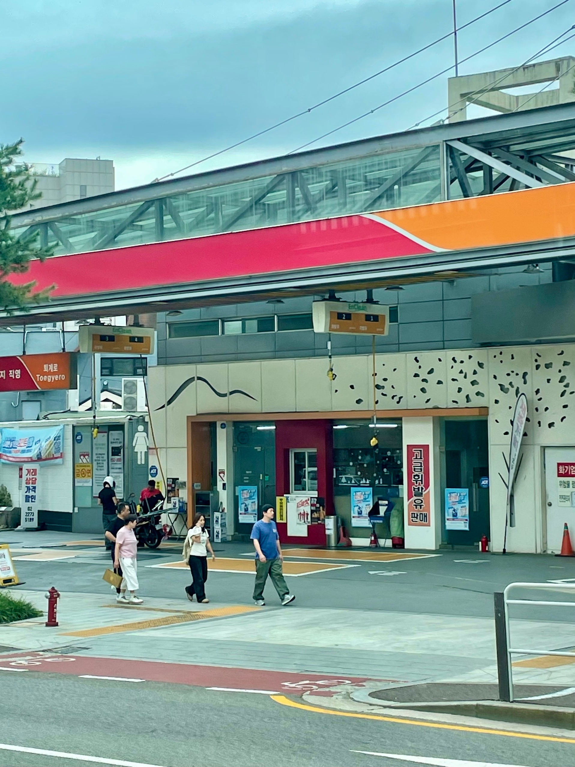 Заправка, шланги висят с потолка