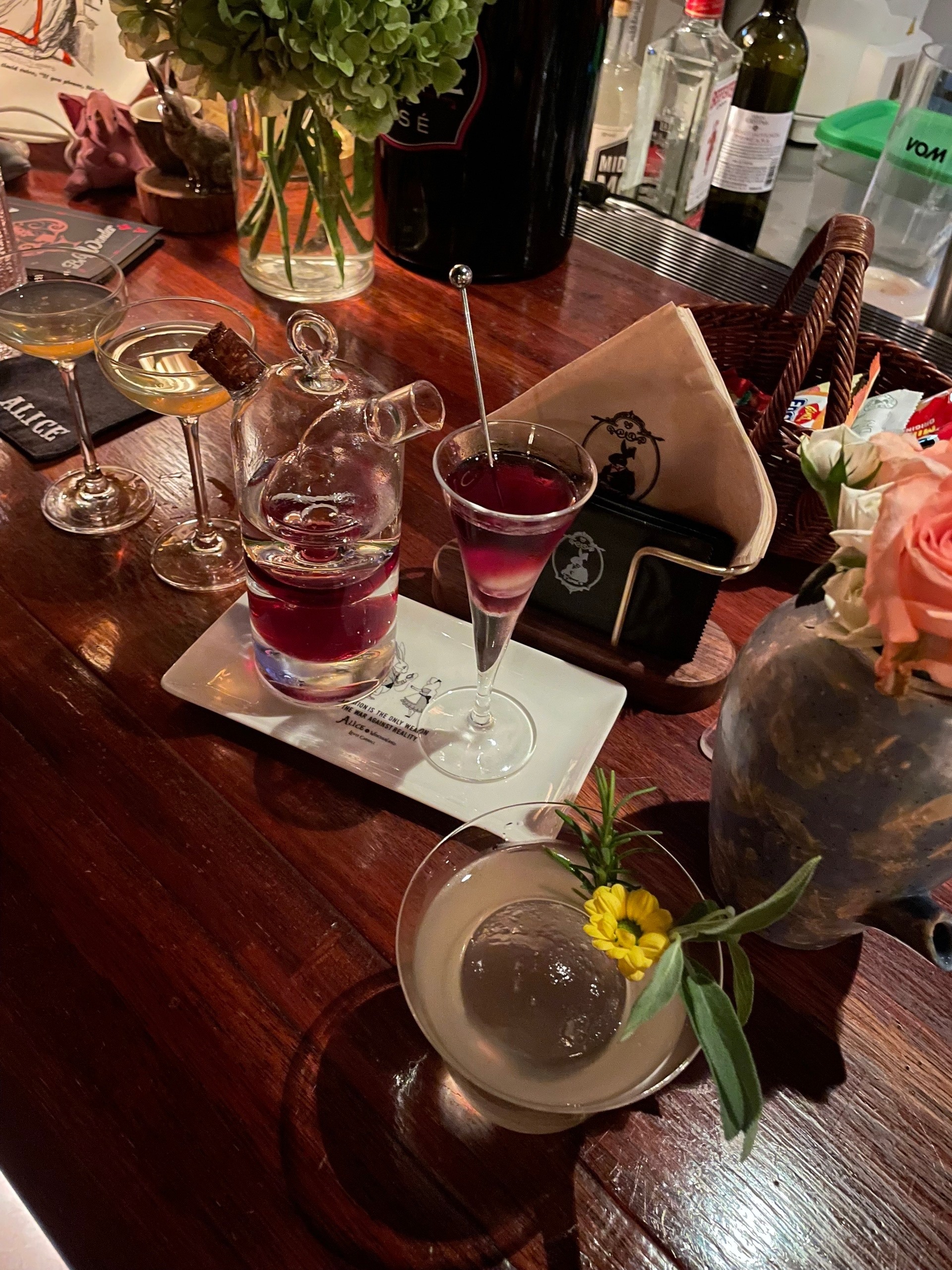 Каждый коктейль с хитрой подаче