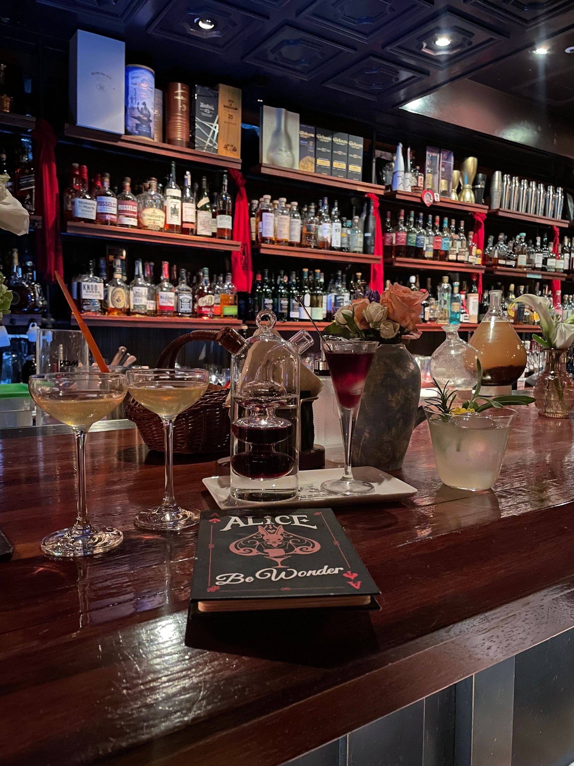 Собственно тематика - Алиса в стране чудес. Чтобы попасть внутрь - надо выбрать со шкафа соответствующую книжку и за шкафом открывается бар