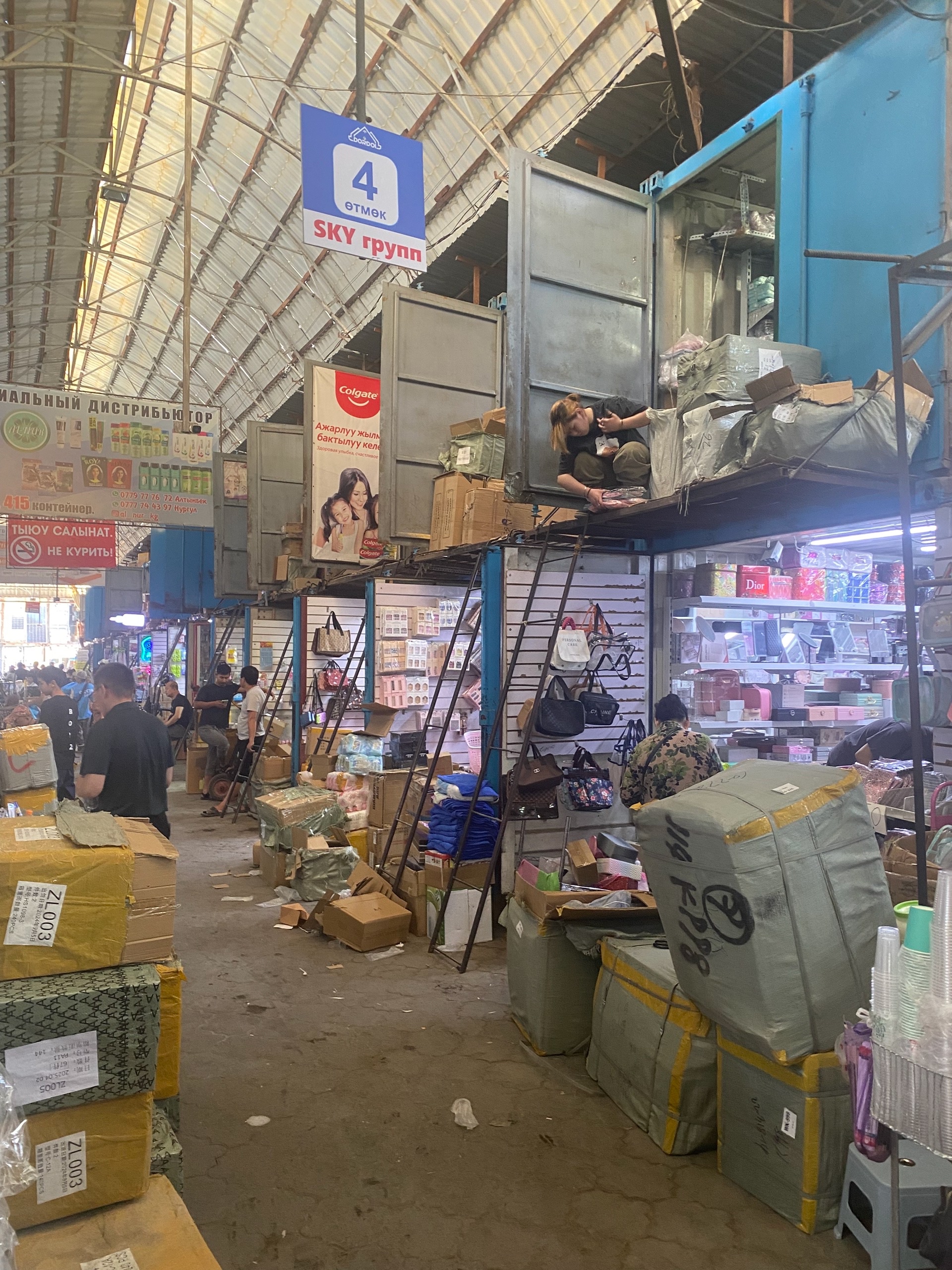 Рынок двухэтажный, из контейнеров