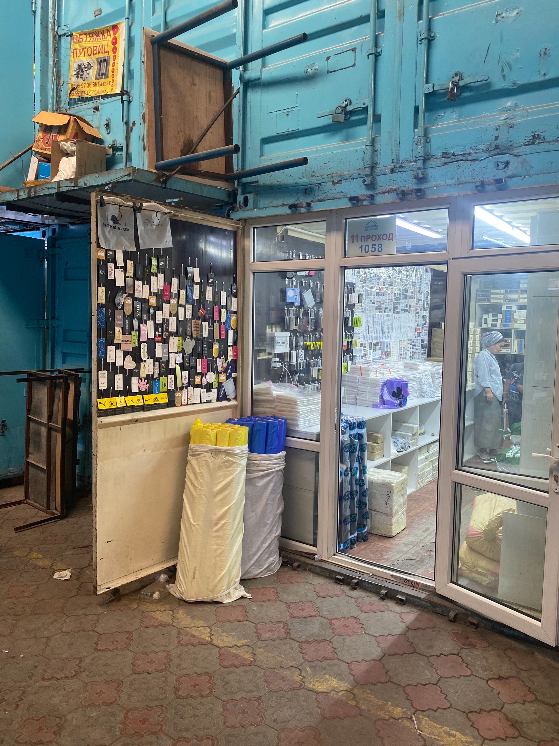 Продают палёные бирки брендов