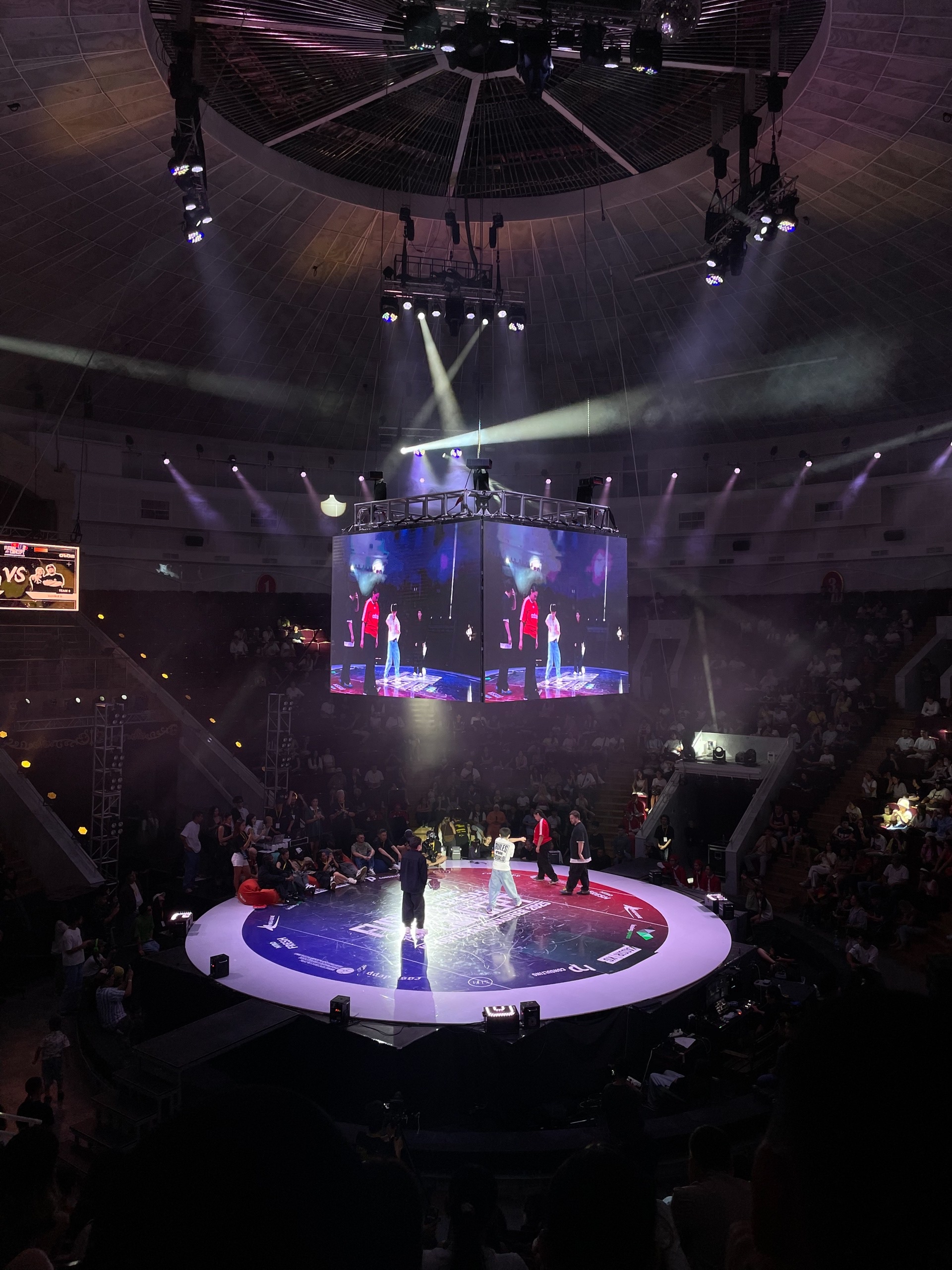 Танцевальный батл 2х2. Выпендриваются друг на друга под музыку, типа как в «шаге вперёд»