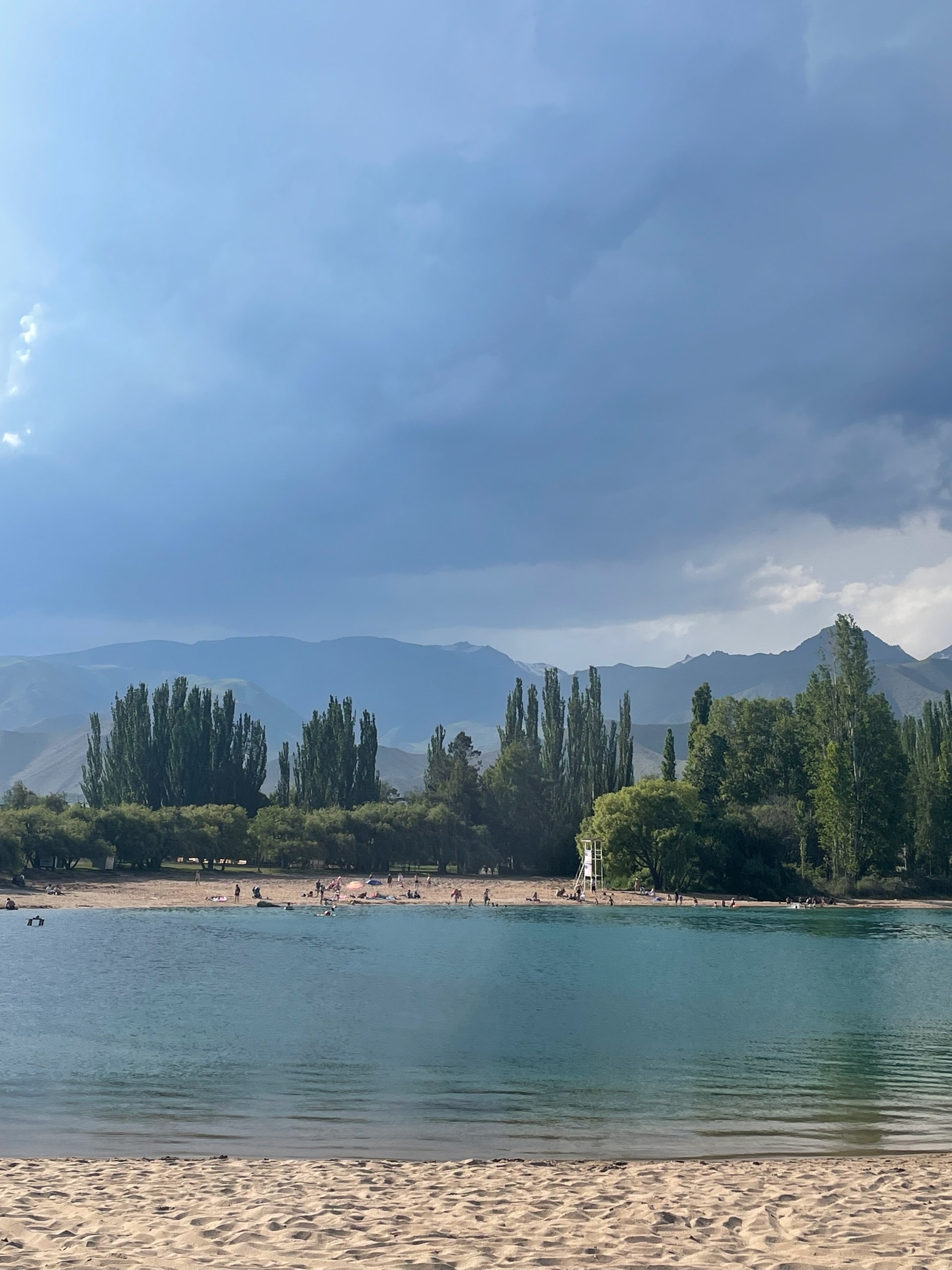 Городской пляж Чолпон Аты, совсем рядом горы. Через менеше чем 100км - Алматы