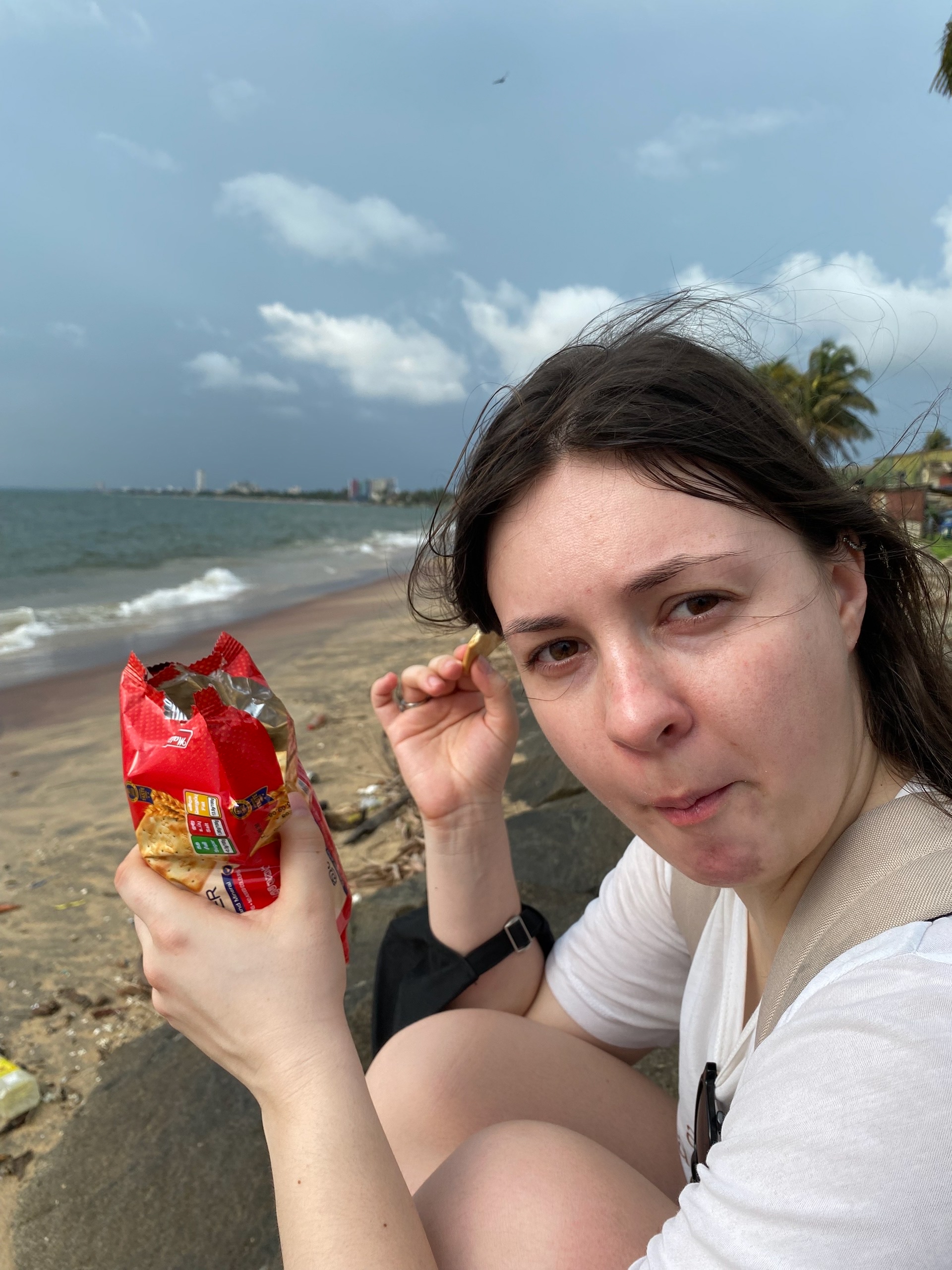 Едим крекеры на набережной у рынка. Саша впервые видит океан