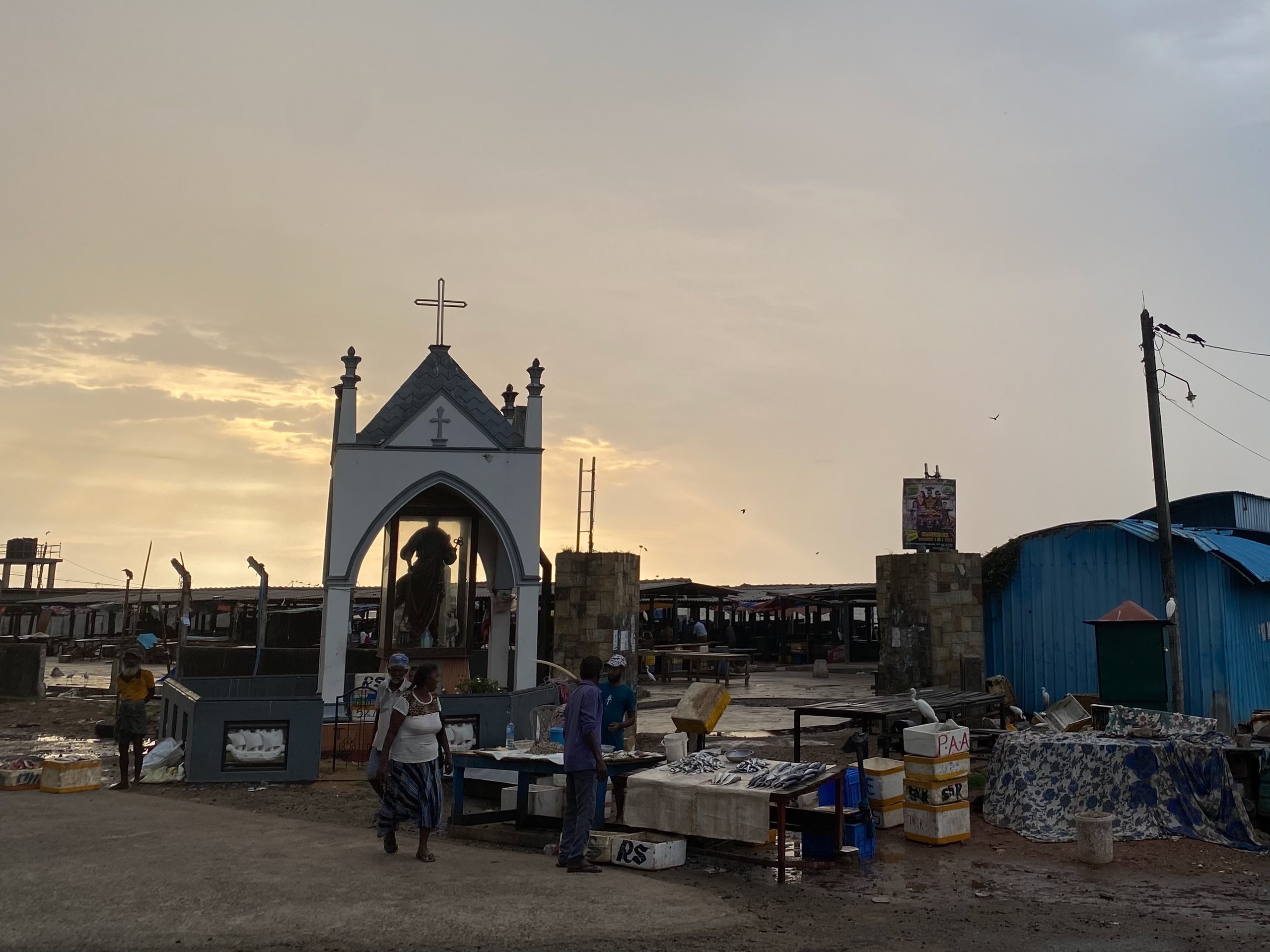 Рыбный рынок окутан благодатью