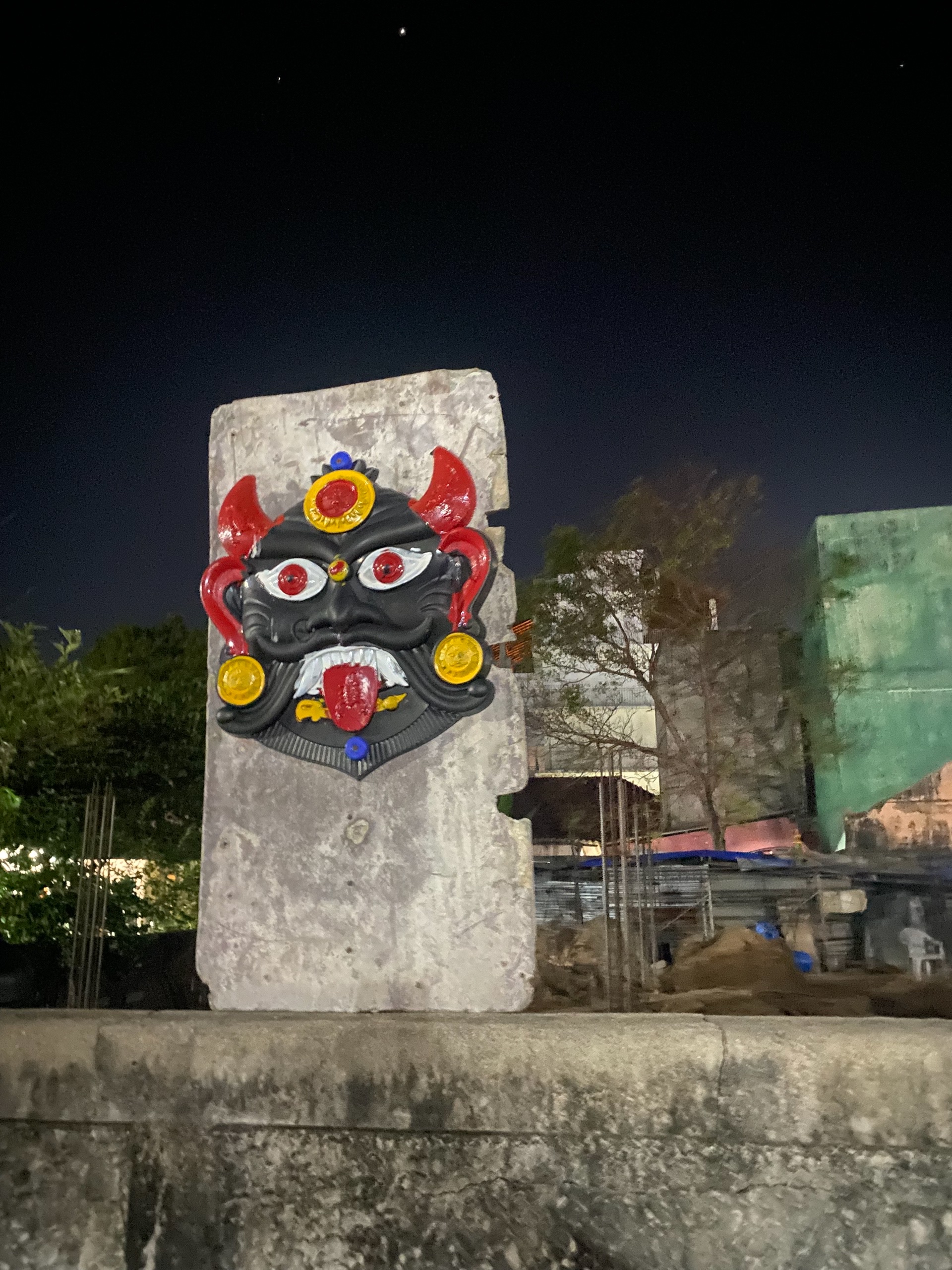 Маска на заборе