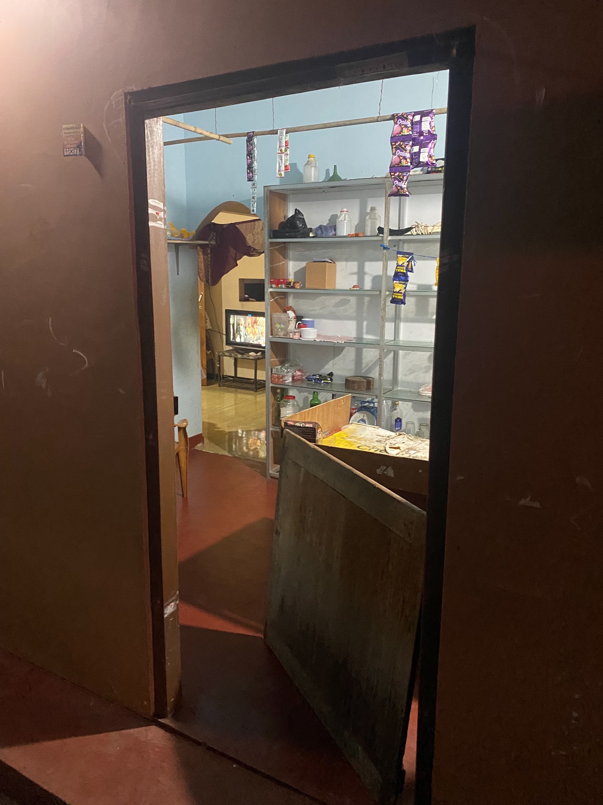 Уличная лавка и тут-же жильё