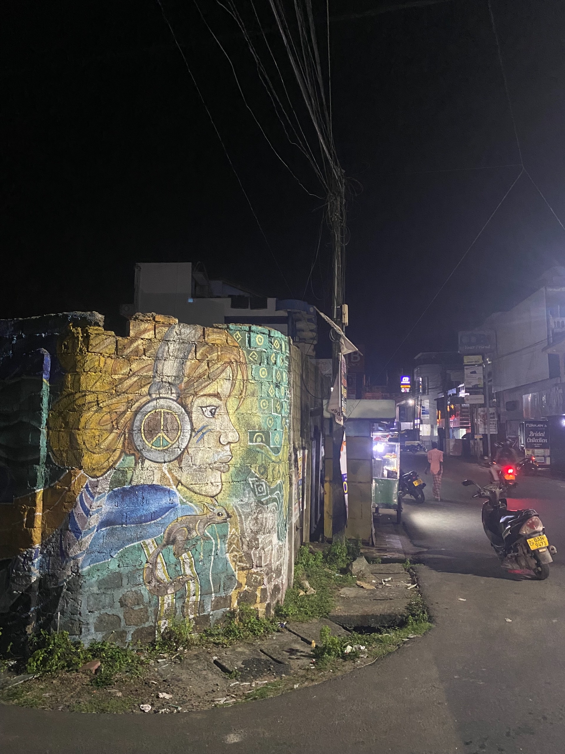 Граффити бабы с белкой