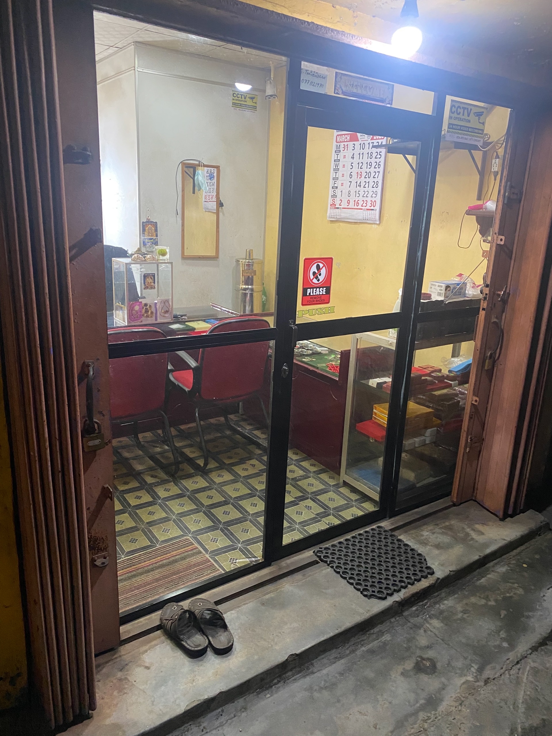 Перед входом в некоторые заведения просят снимать обувь