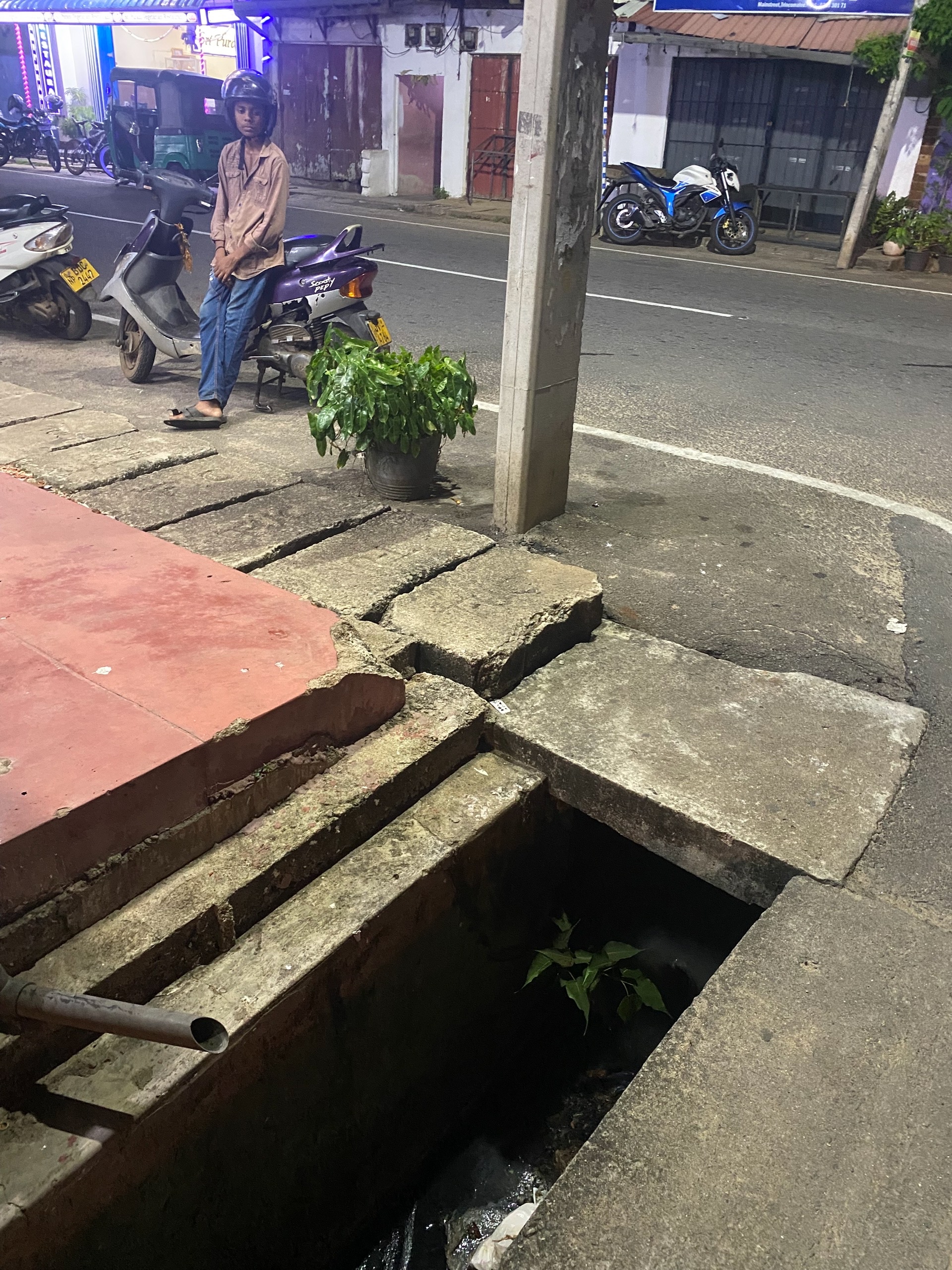 Канавы замощаются сверху съёмными бетонными блоками