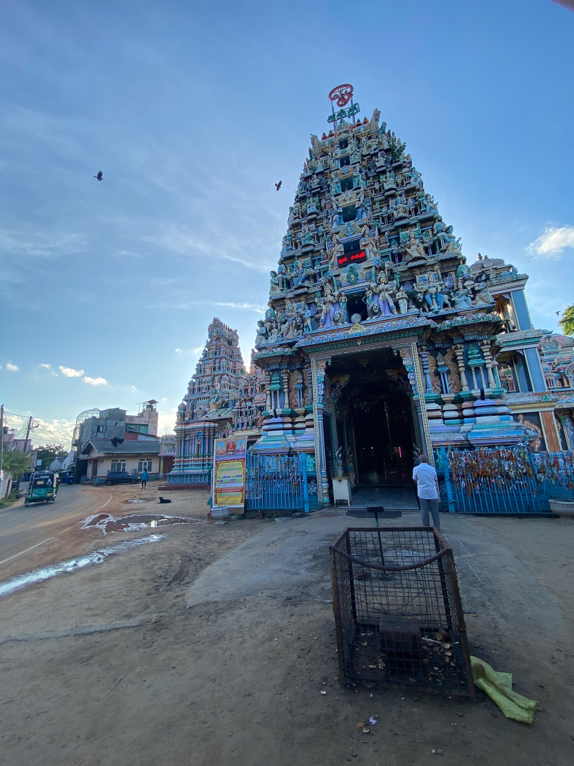 Клетка для кокосных жертвоприношений и время на табличке как на вокзале