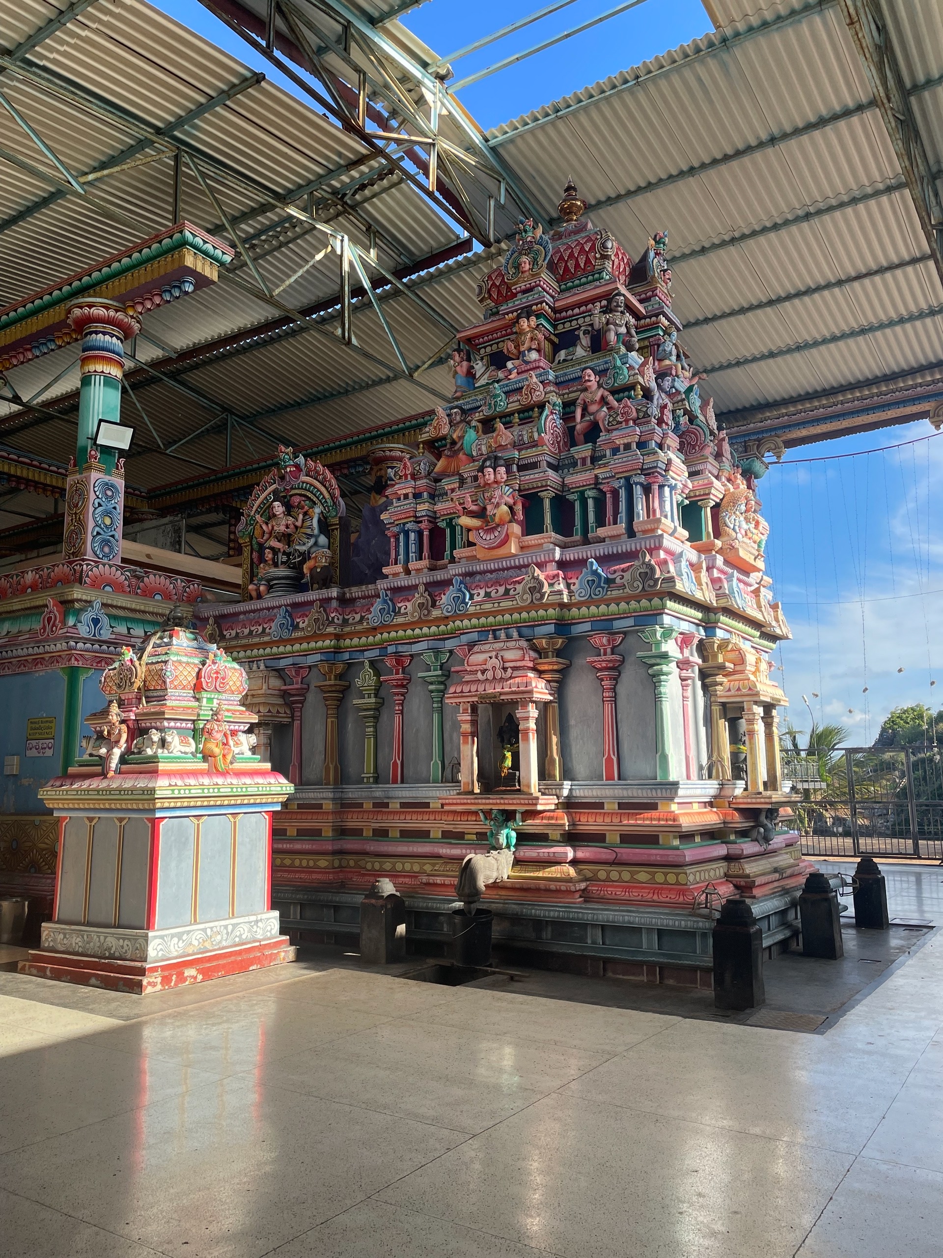 Крыша над храмом