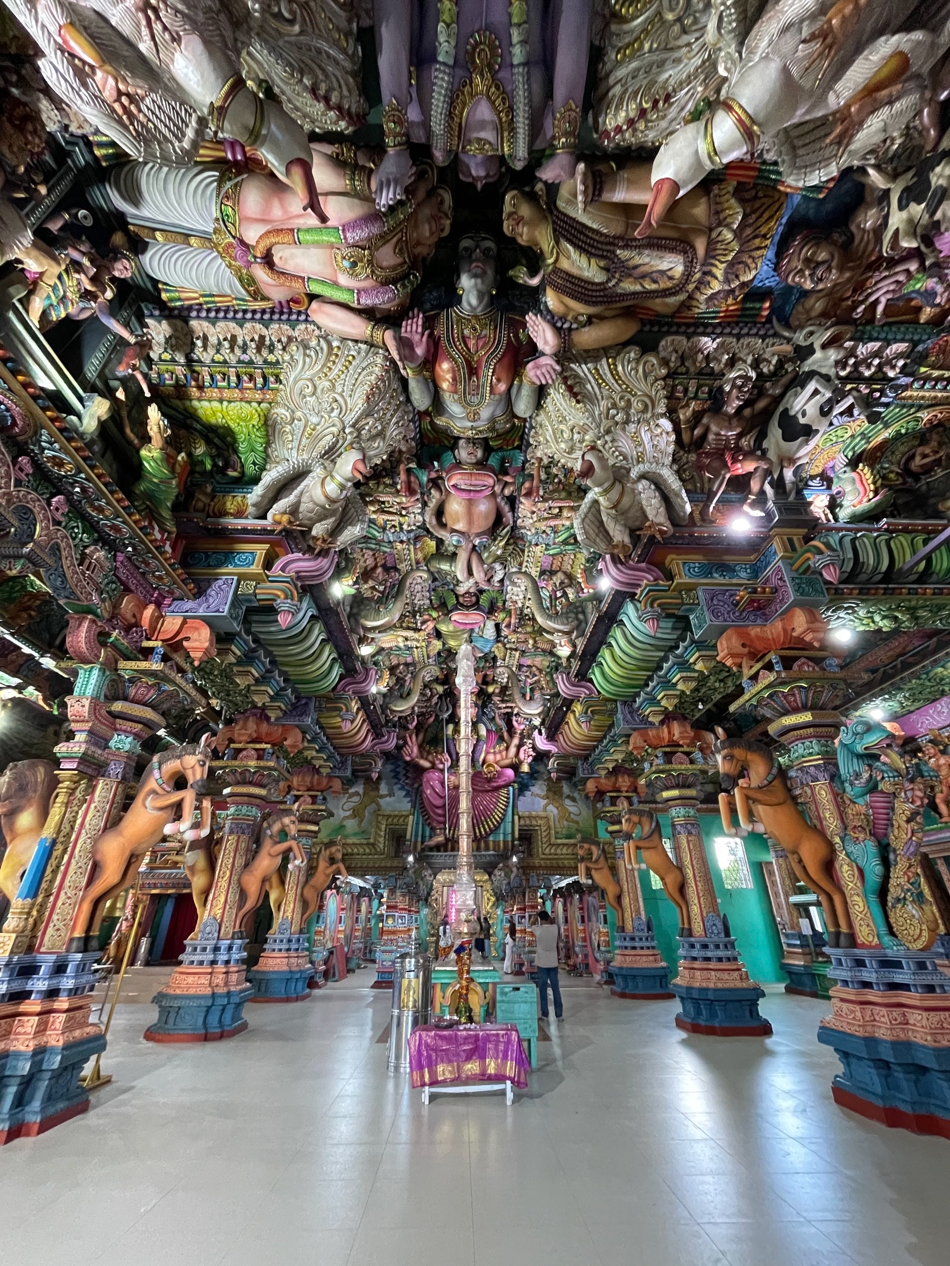 Посередине труба паровозная какая-то