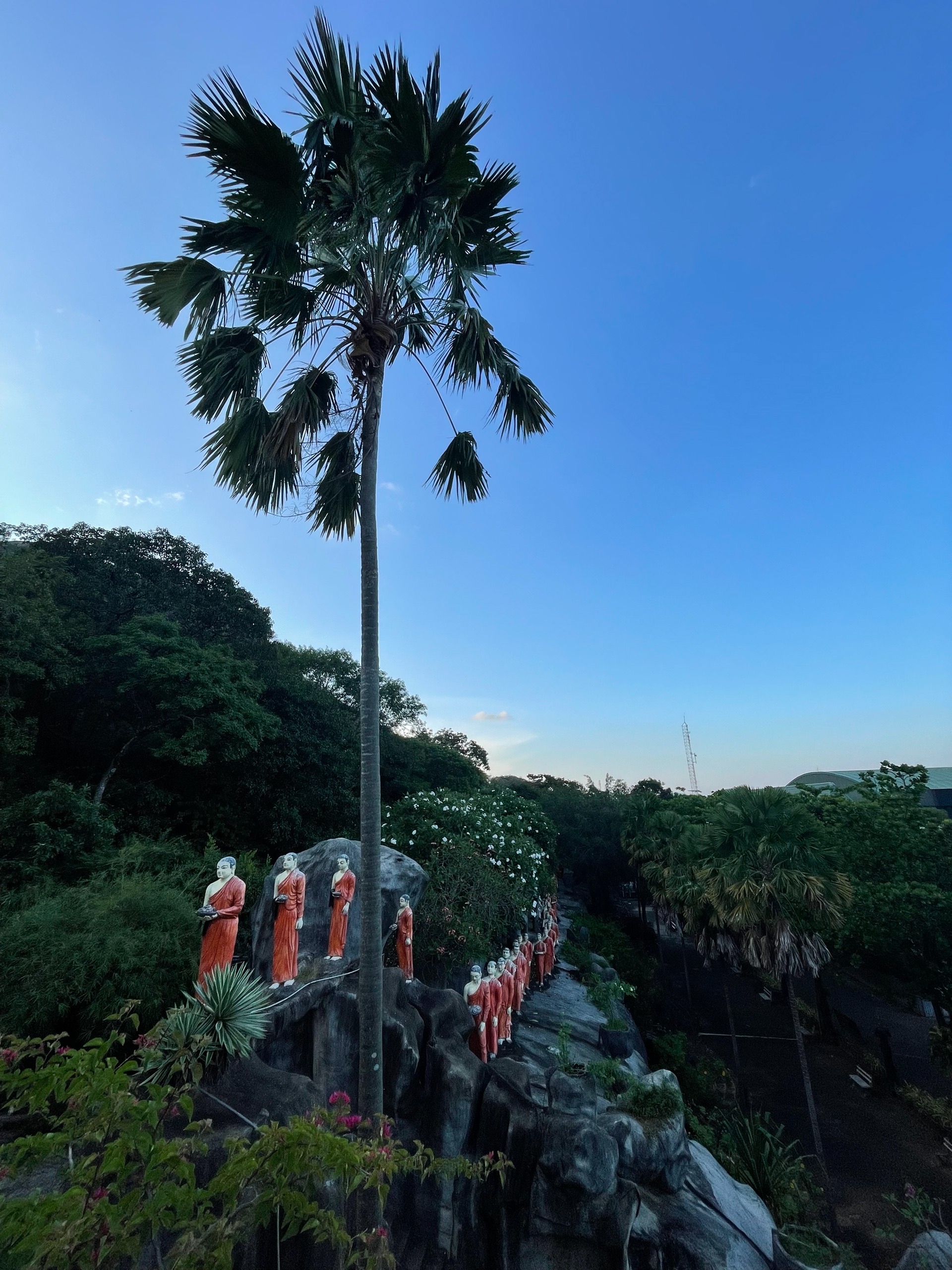 Статуи монахов бредут