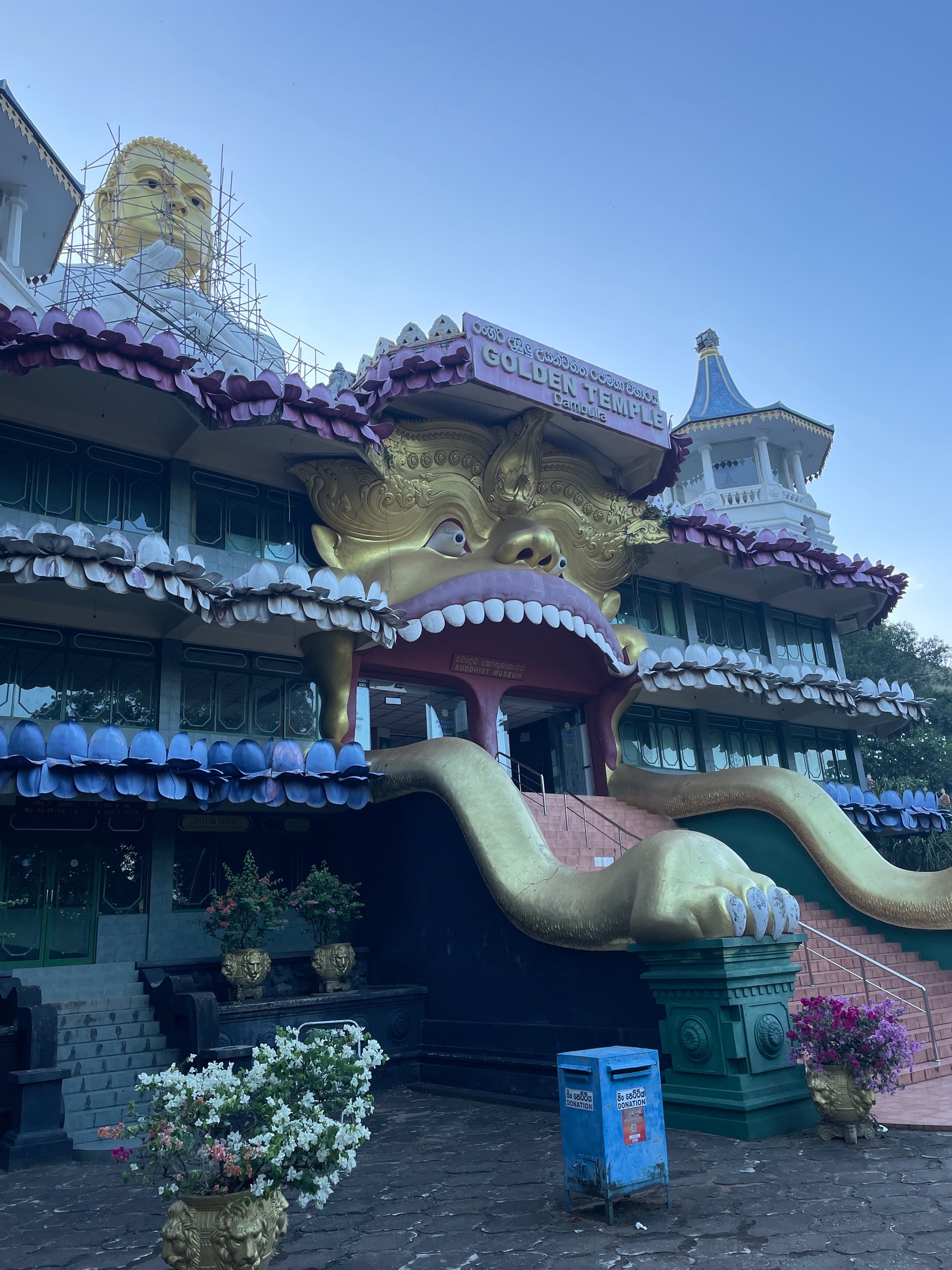 Входная группа музея