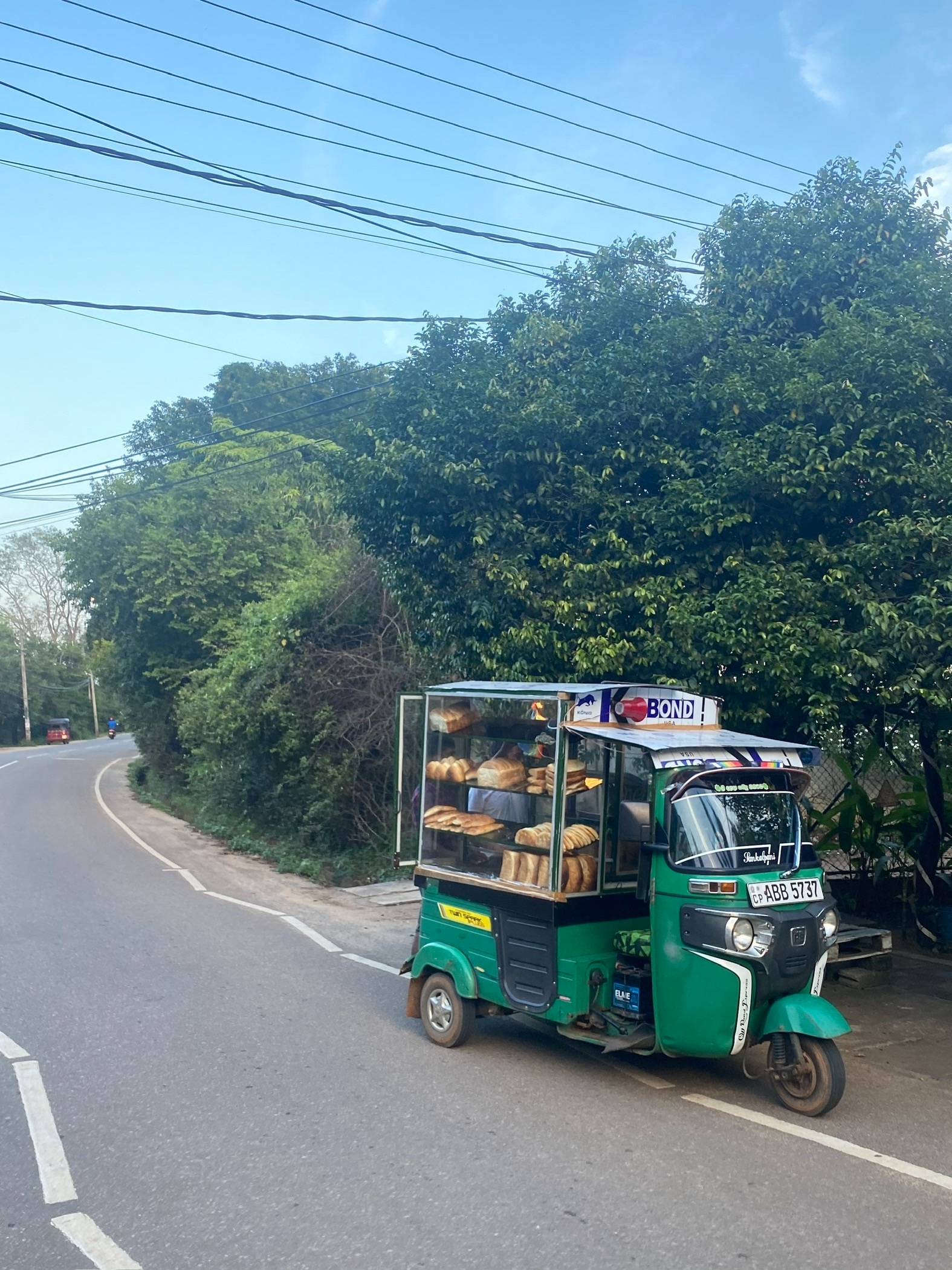 Булочный тук-тук. Когда едет по улице играет мелодия. Есть ещё тук-тук с мороженым, у него другая секция