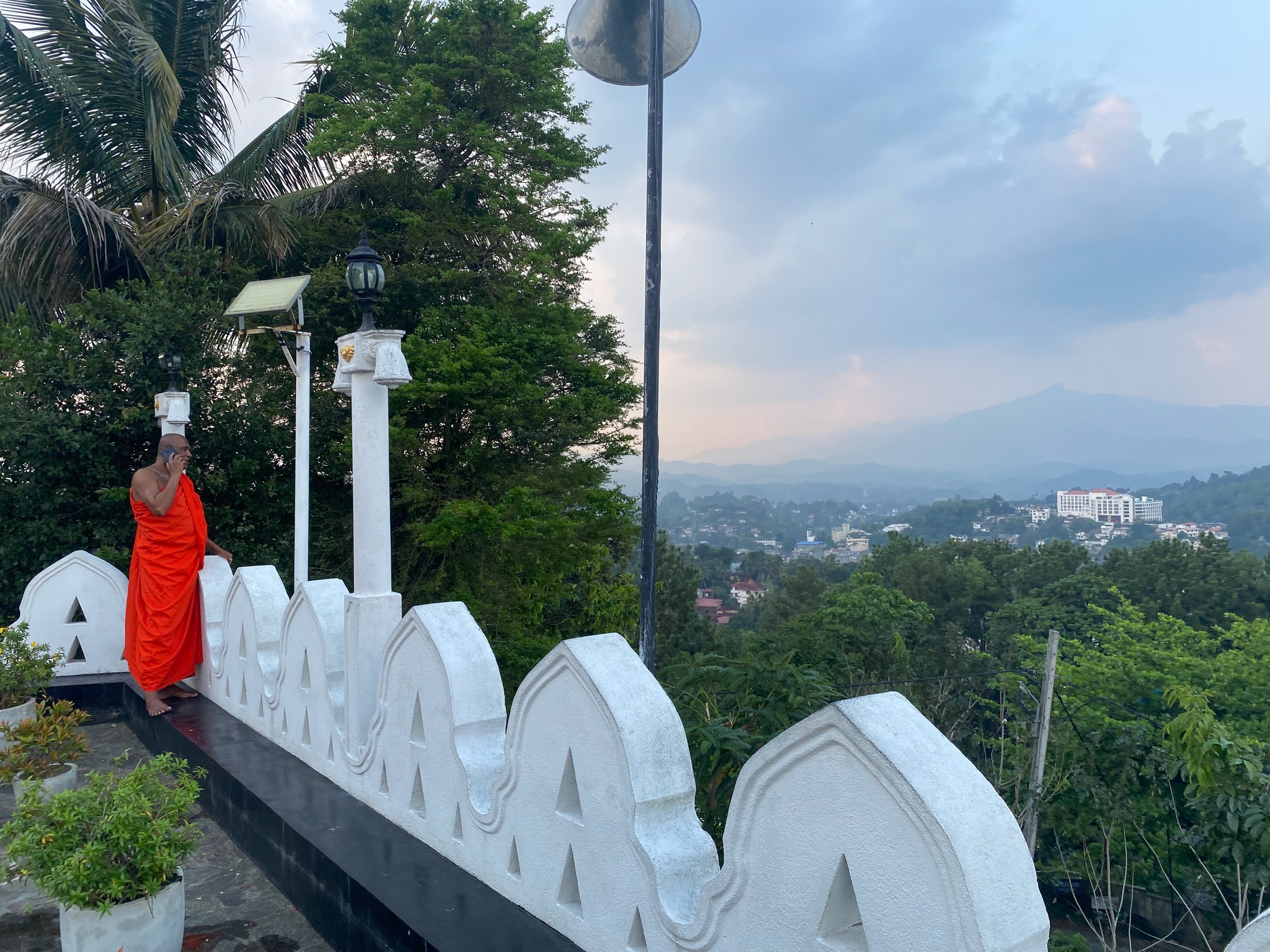 Монах по телефону говорит