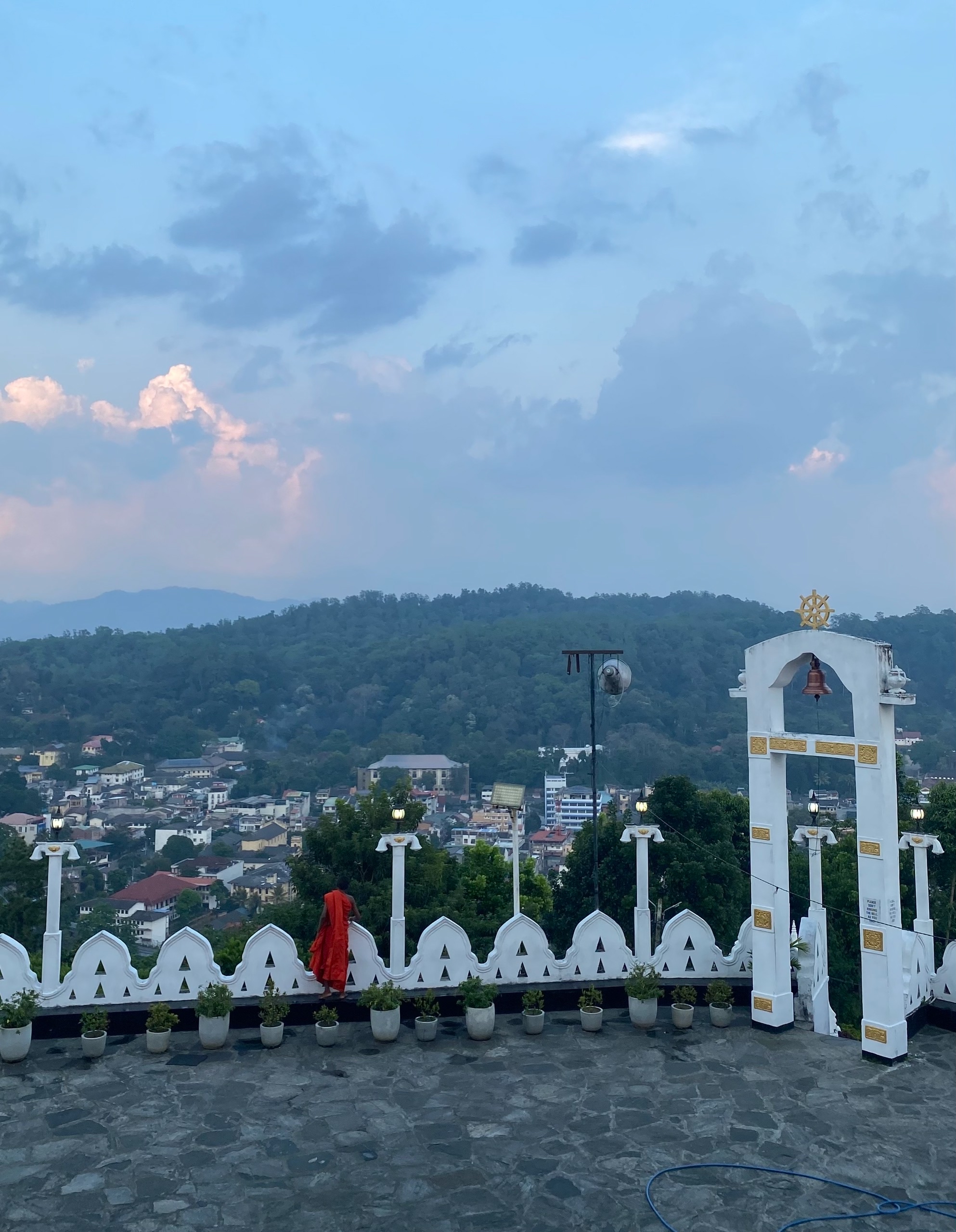 Монашеское дитё смотрит на город