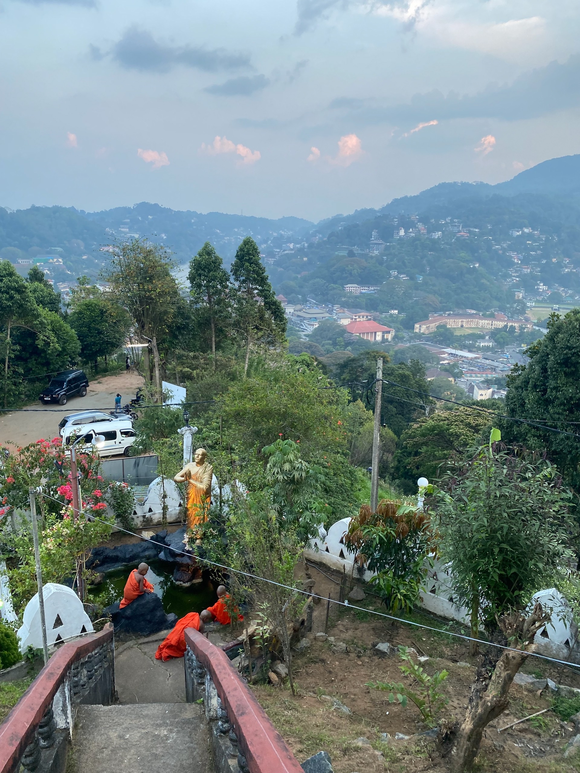 Дети у пруда ковыряются