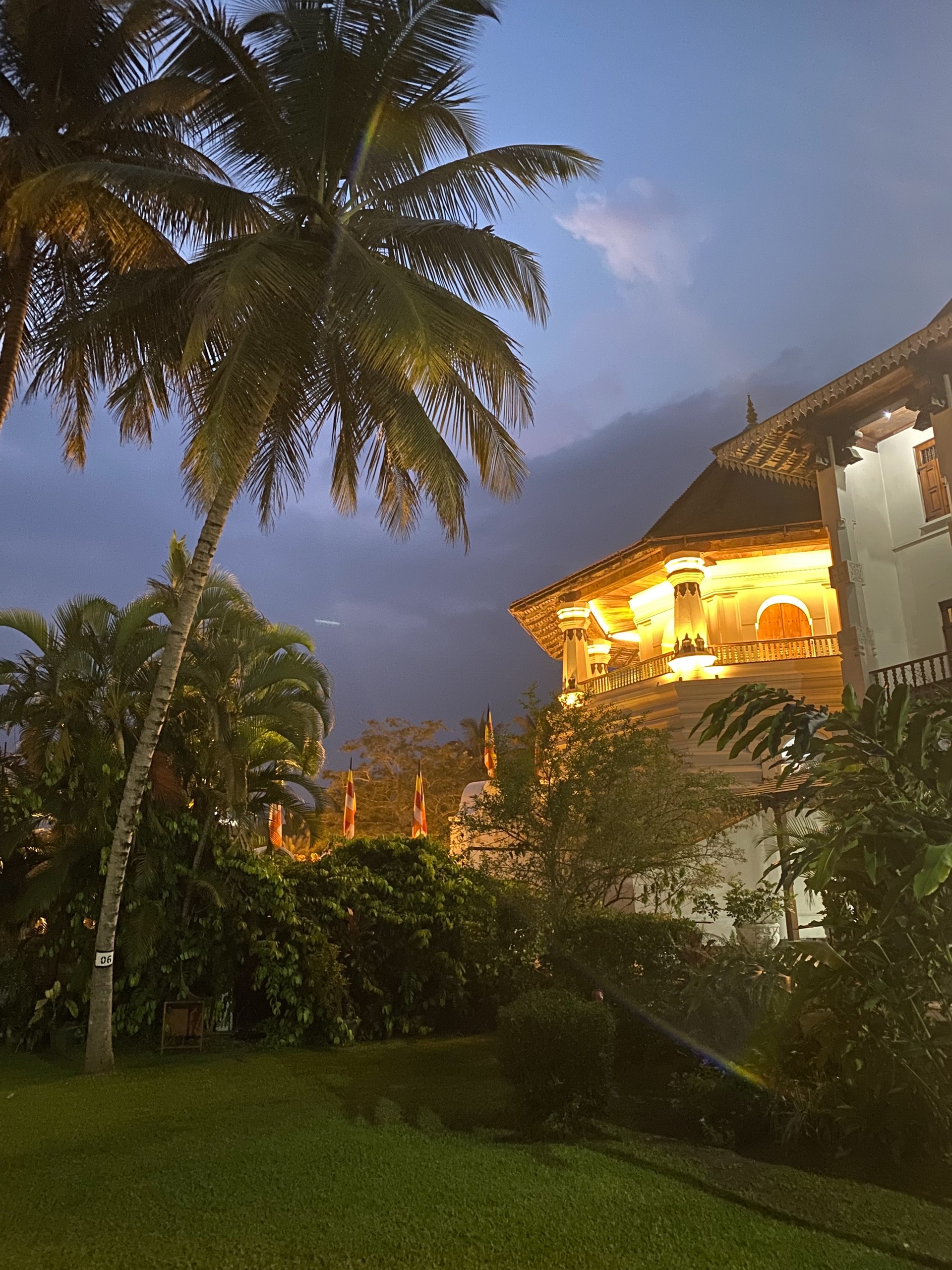 Храм зуба Будды. Внутри, собственно, он есть