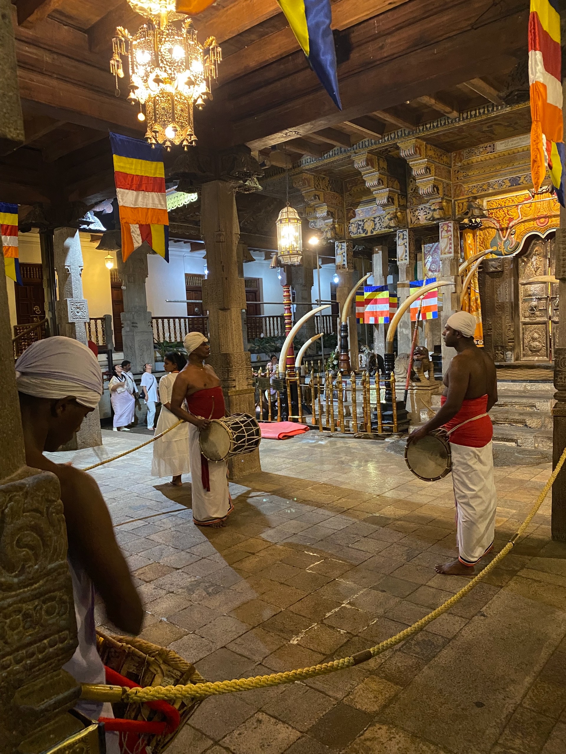 Чуваки не переставая барабанят внутри