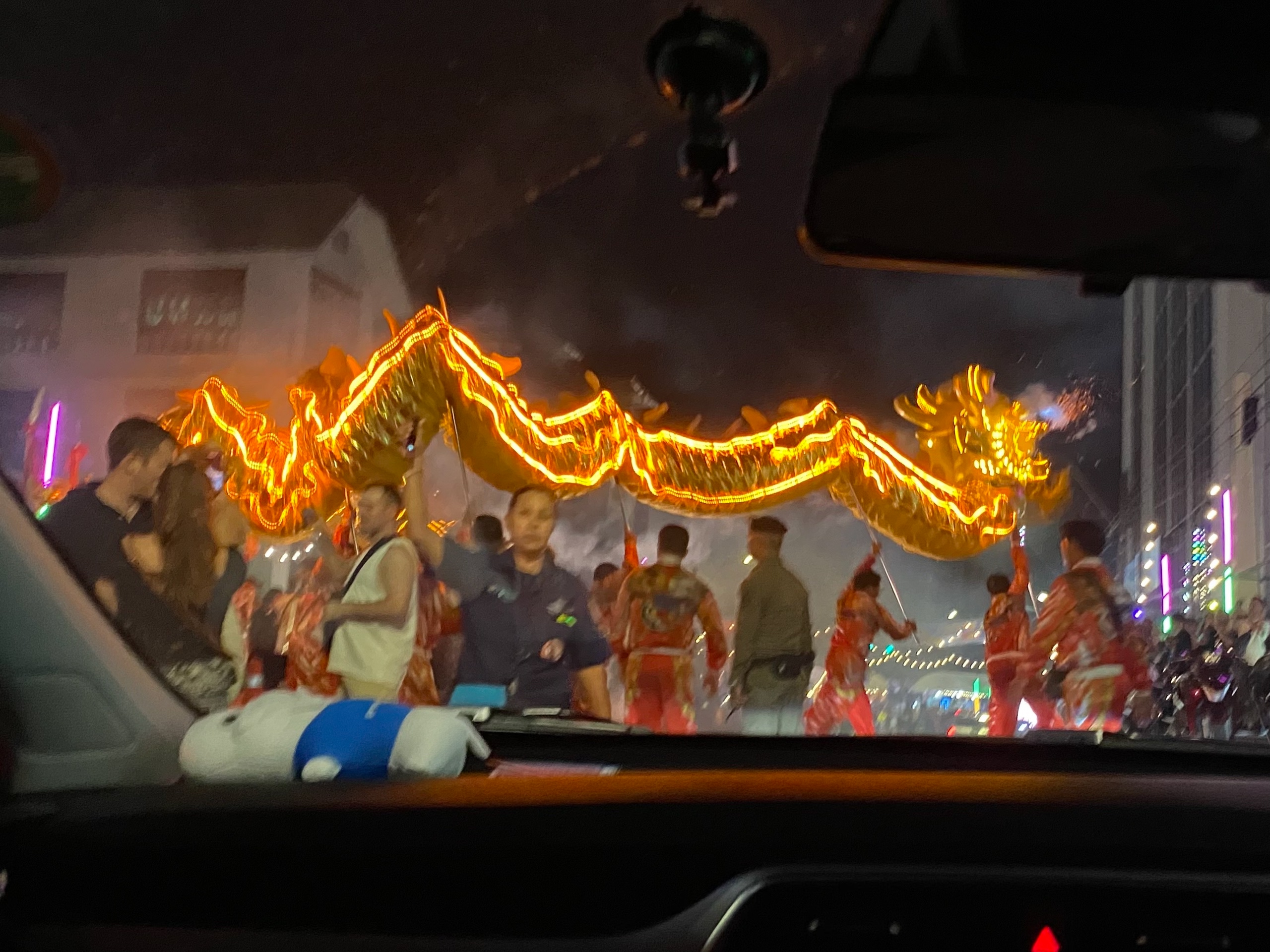 Буддистский храм праздновал день рождения и дорогу перекрыли