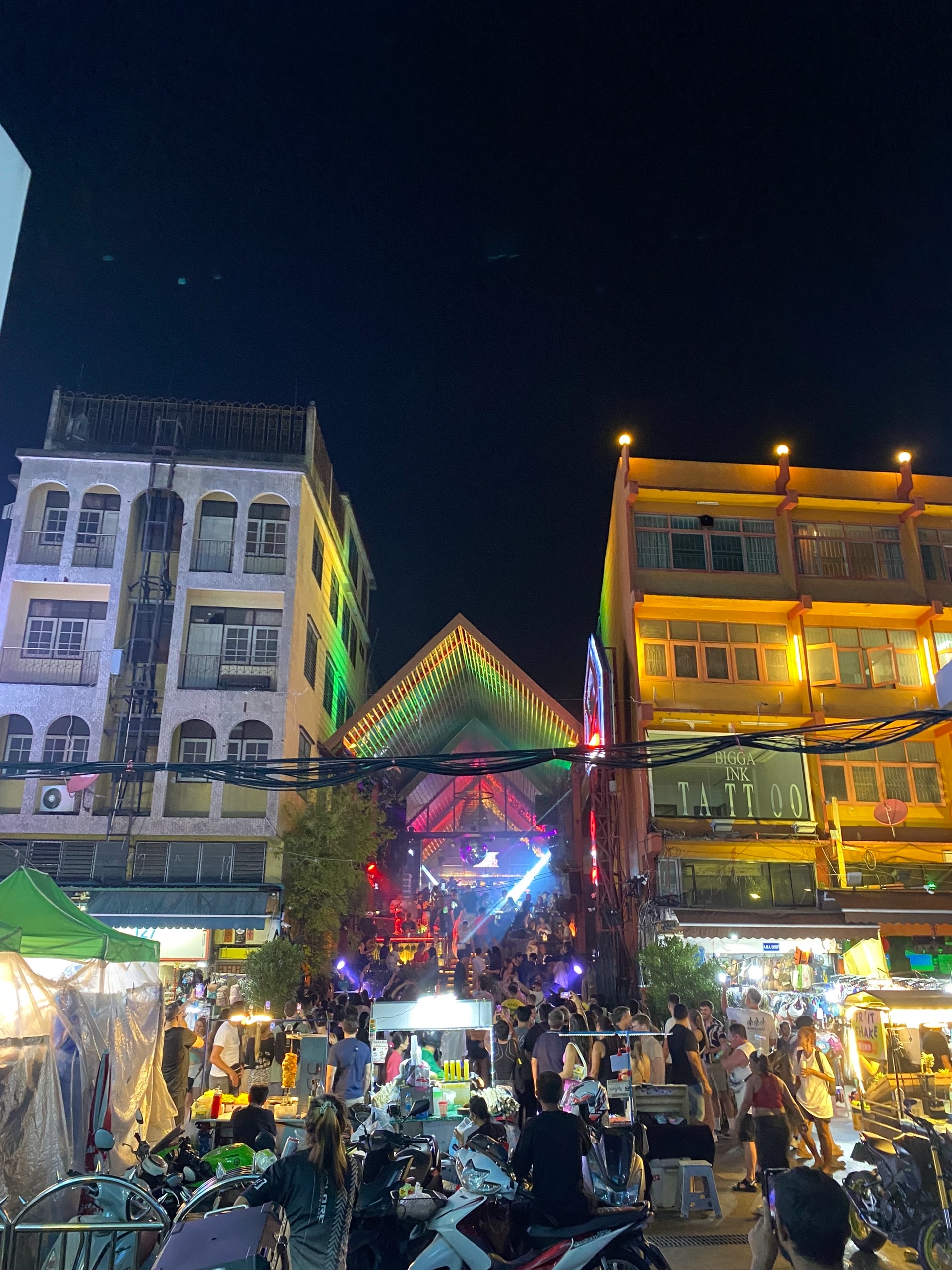 Клубас с Khaosan road - тусовочной улицы. Стены нет, как там люди спят непонятно