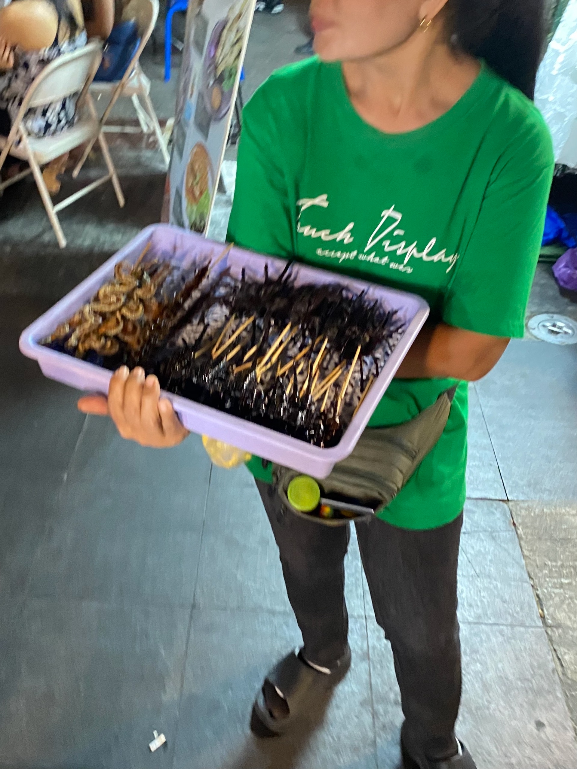 Продают жареных змей, пауков и скорпионов на палочке