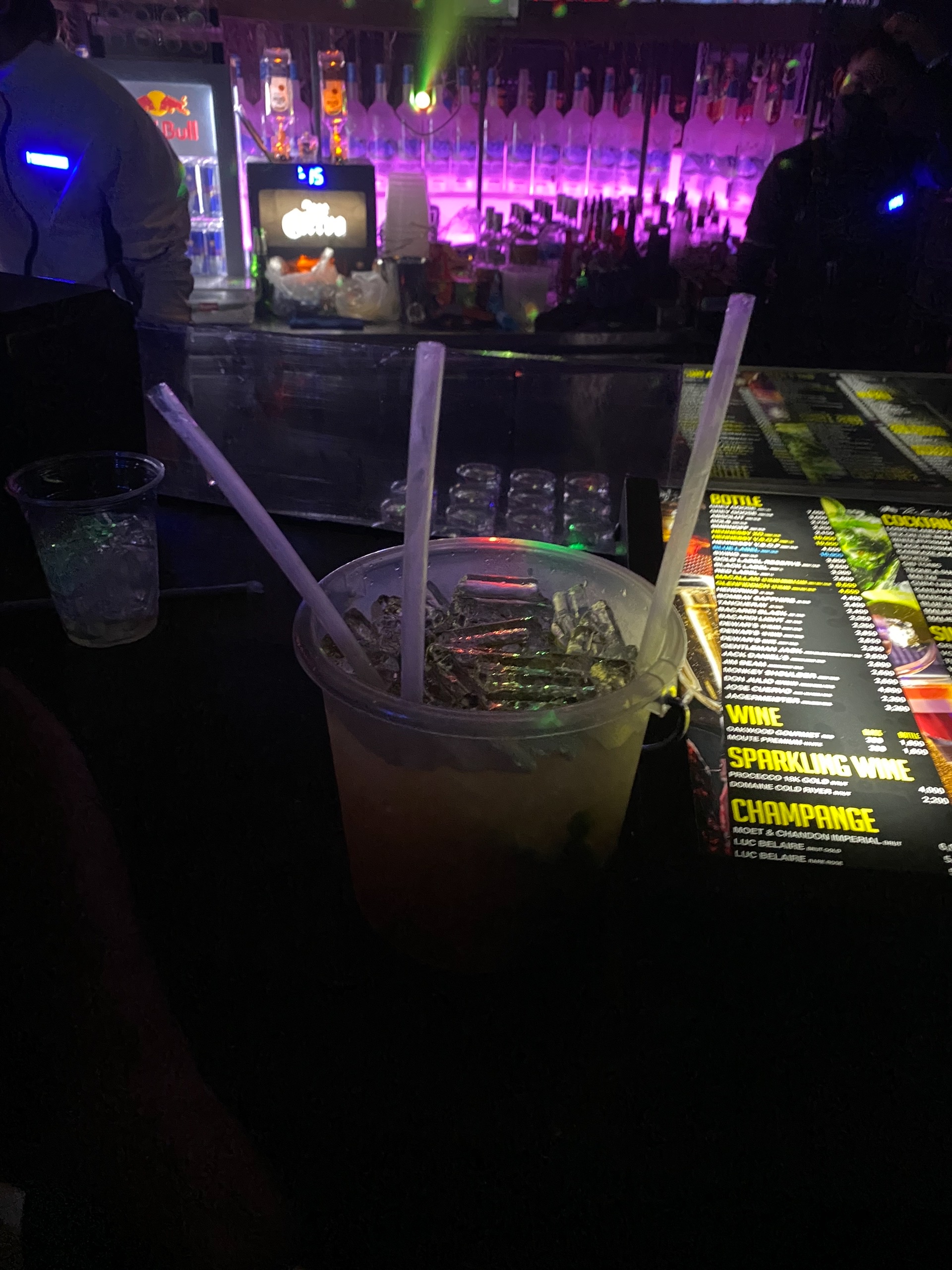 Коктейльное ведро (!). Меню на тайском никто даже не делал :)