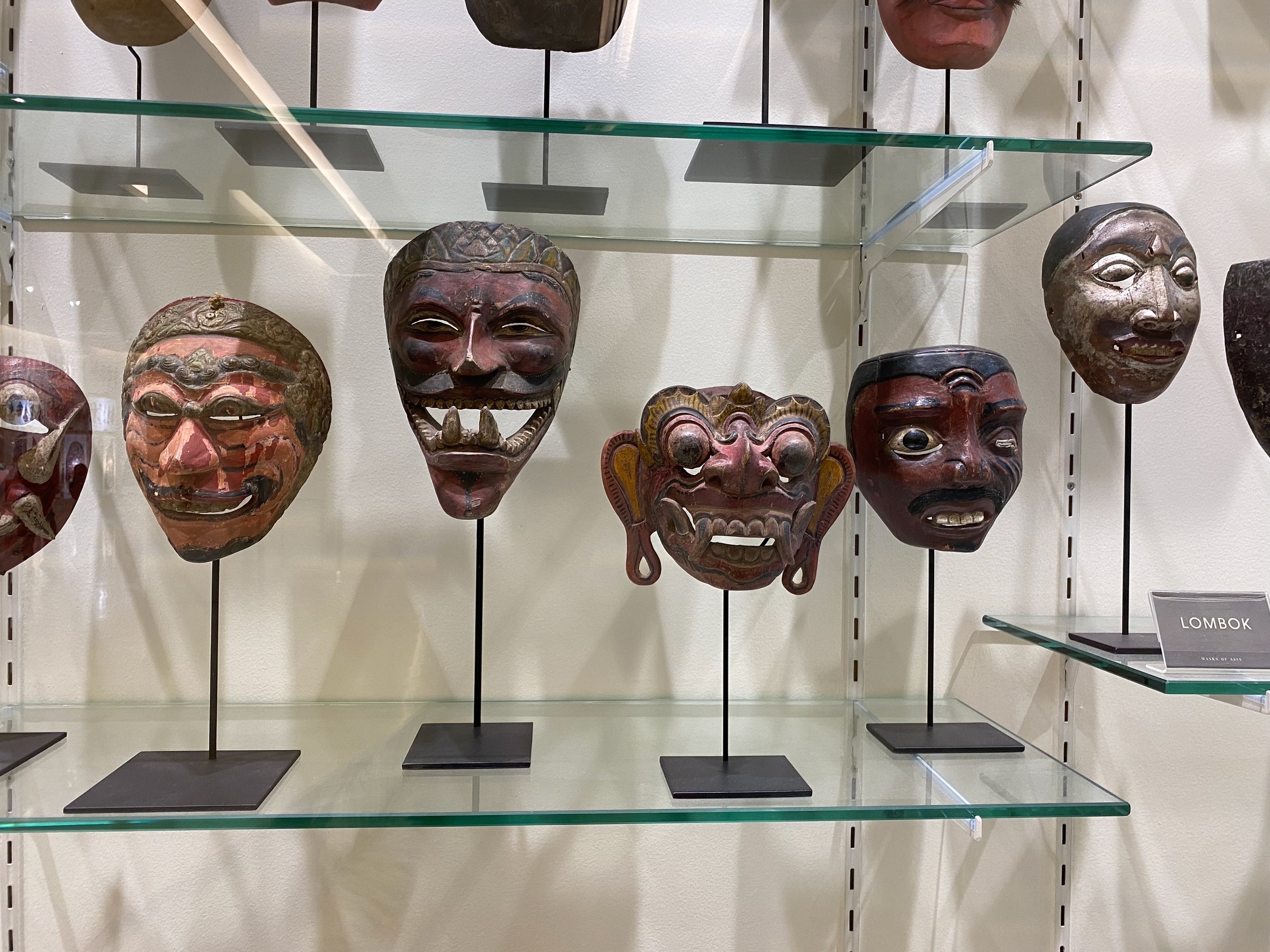 Справа - маски алкашей?