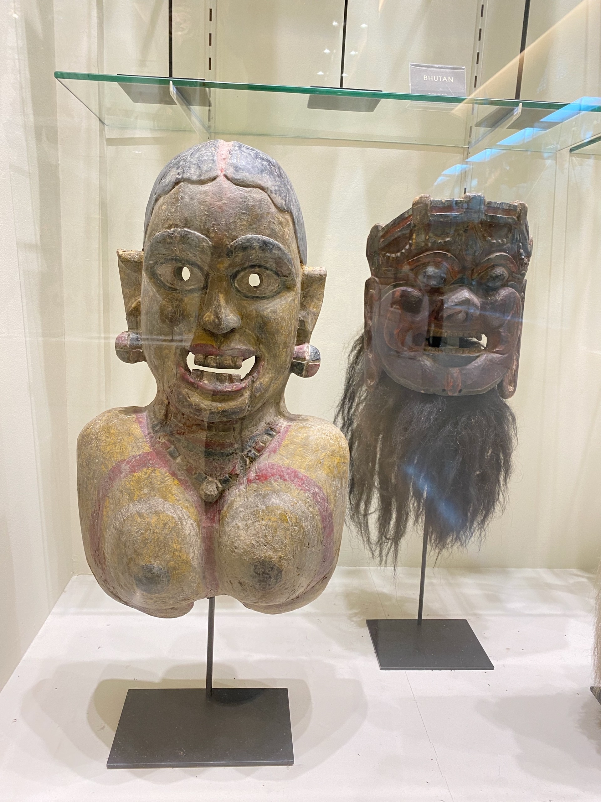 С сиськами и бородач