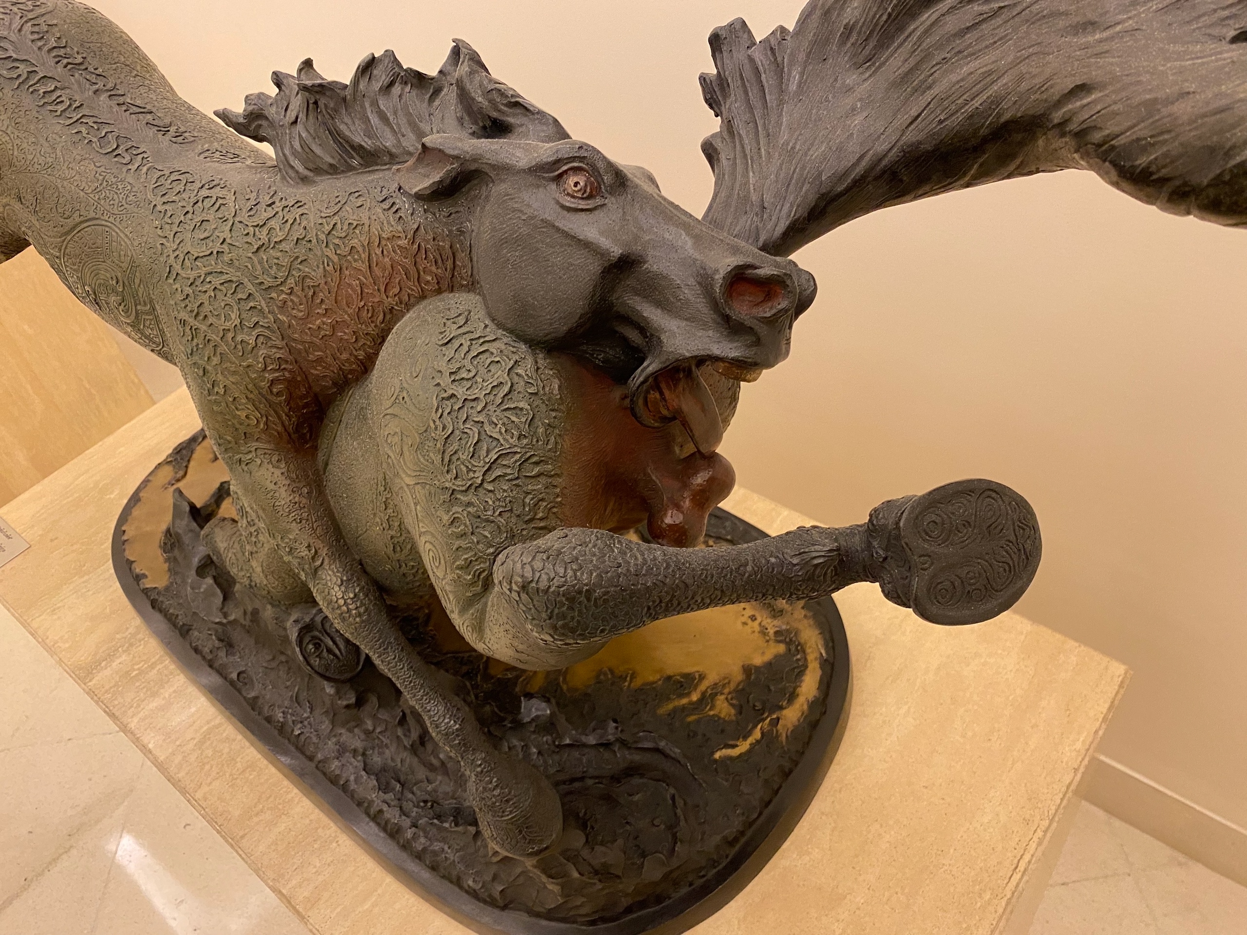 Конь лижет яйца другому коню