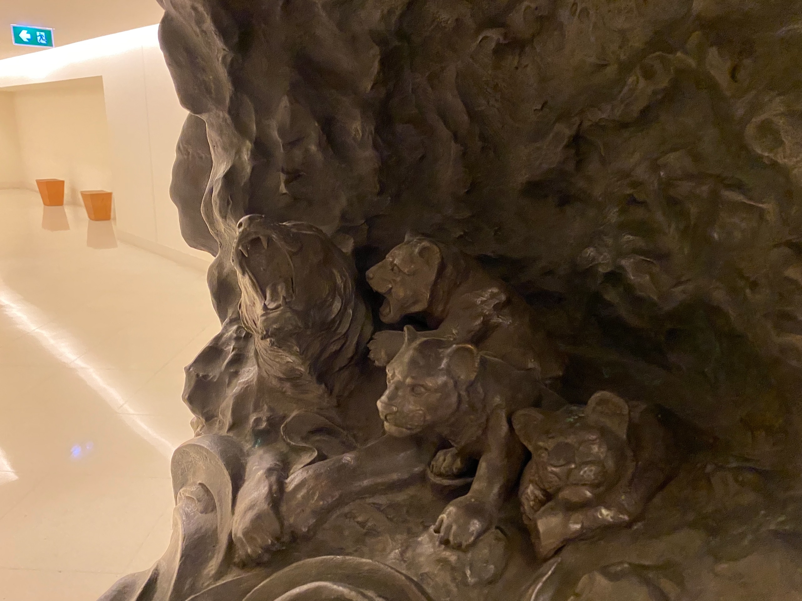 А думает про семью типа - это пешера сзади головы